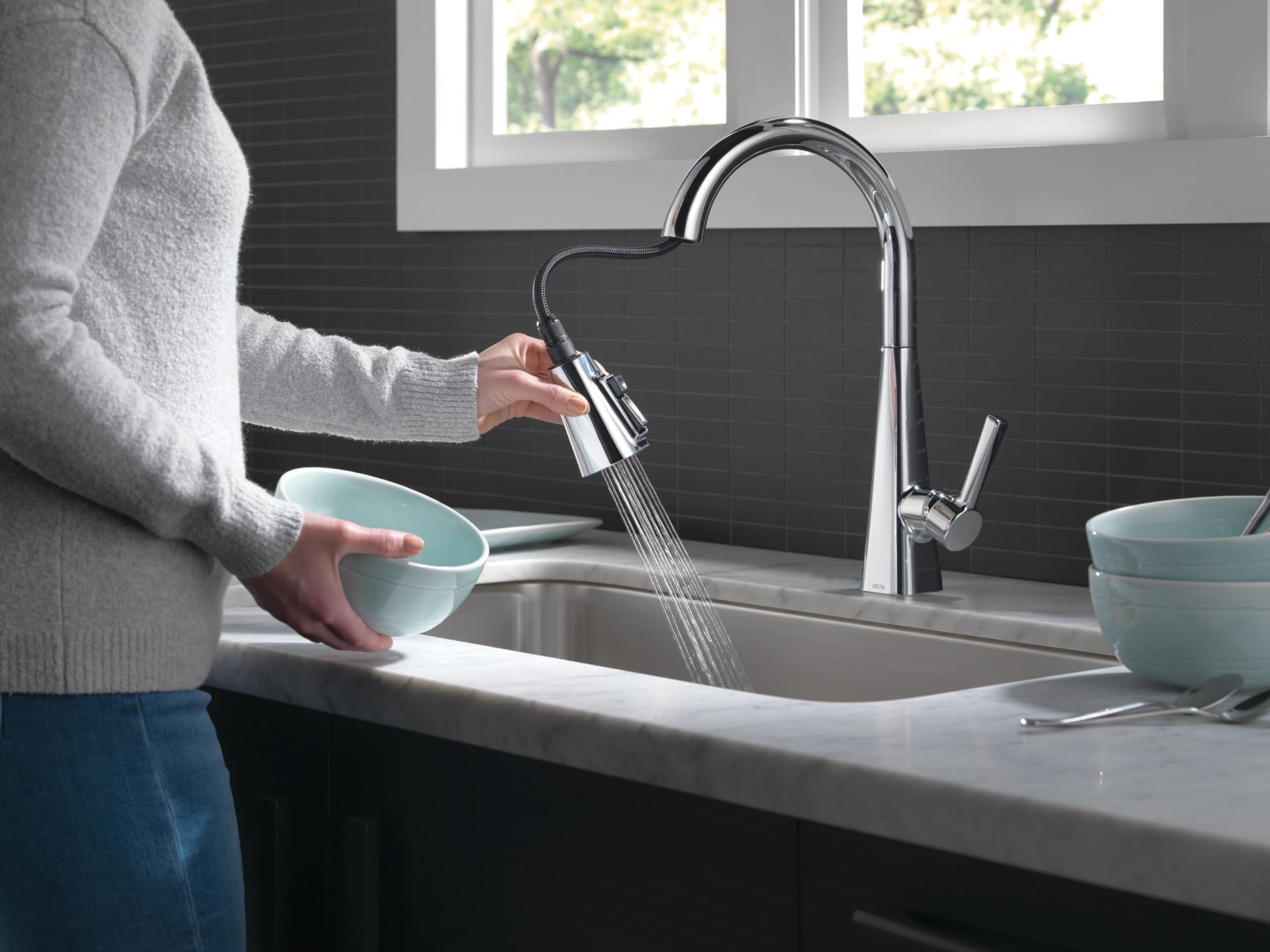 Delta 19802Z-DST Chrome Pull-Down Kitchen Faucet with Magnetic Docking Spray Head - Modern Single Handle Sink Faucet for Easy Cleaning & Cooking | Perfect for Home Kitchens, Restaurants & RV Use