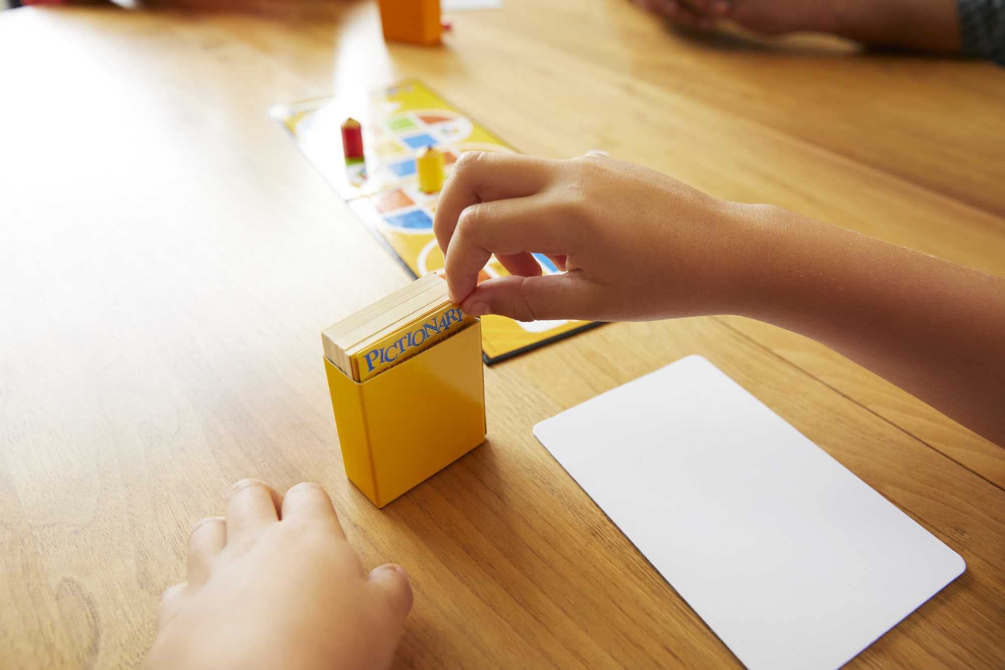 Mattel Games Pictionary Board Game - Fun Drawing Game for Kids & Adults, Perfect for Family Game Nights & Parties with Dry Erase Markers & Boards | Great for Birthday Gifts, Team Building & Classroom Activities