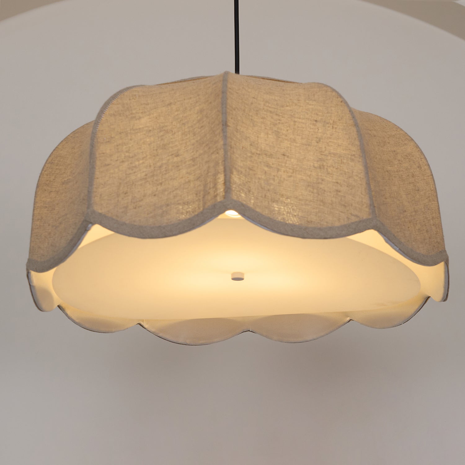 Handmade Banana Leaf Pendant Light - Natural Rattan Hanging Lamp for Boho Home Decor - Perfect for Living Room, Bedroom or Patio Lighting