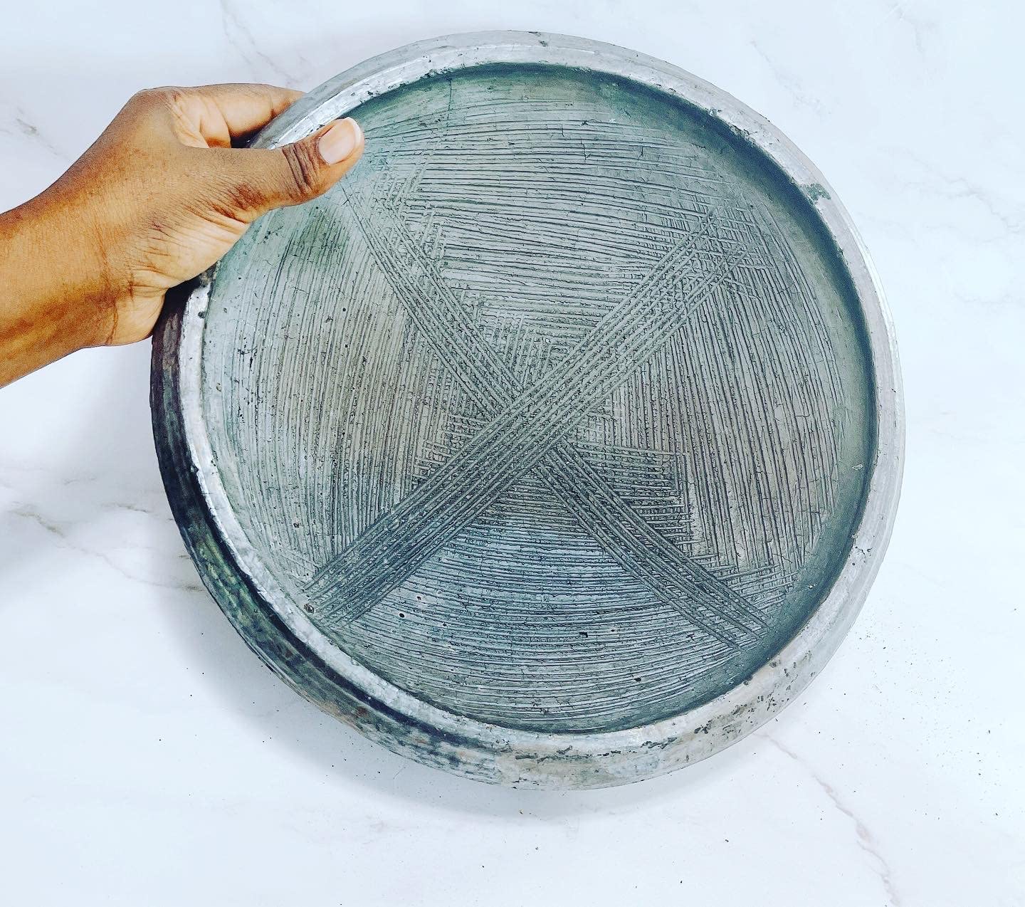 Authentic African Clay Pot - Large Handmade Earthenware Asanka/Apotoyewa with Wooden Grinder from Ghana - Grey & Brown Spice Grinding Bowl for Herbs, Grains & Flour - Perfect for Traditional Cooking, Spice Preparation & Cultural Kitchen Decor