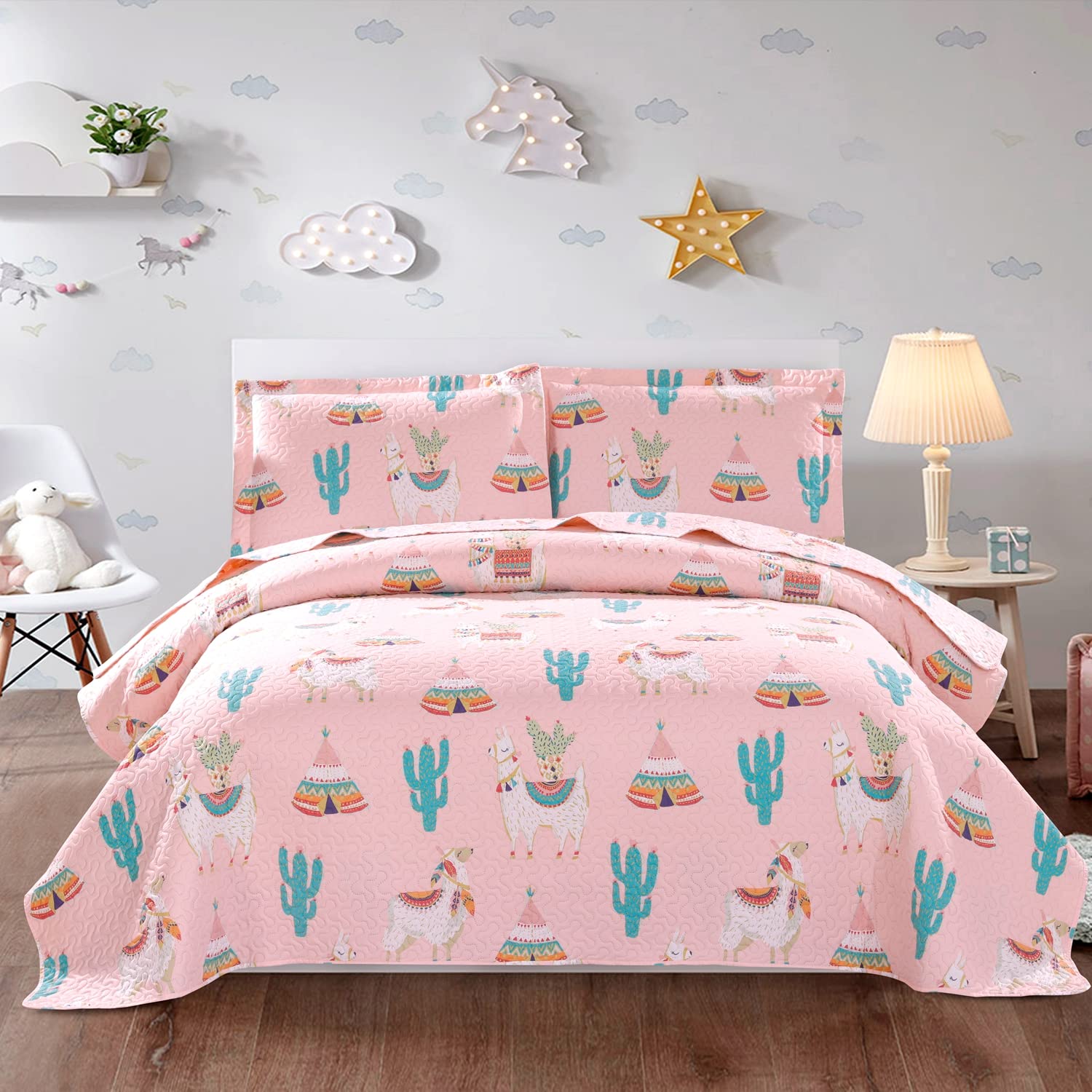 Reversible Animal Print Quilt Bedding Set - White Alpaca & Blue Cactus Design, Pink Microfiber Lightweight Soft Bedspread with 2 Pillowcases | All-Season Comfort for Bedroom, Guest Room, or Dorm Decor