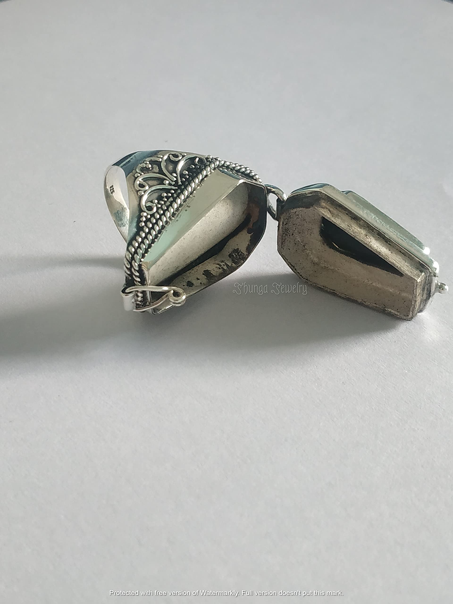 Oyster Copper Turquoise Coffin Poison Ring - Handmade Silver Compartment Box Ring with Howlite & Black Onyx - Openable Gift for Mom - Perfect for Gothic Fashion, Witchy Aesthetic & Unique Jewelry Collections
