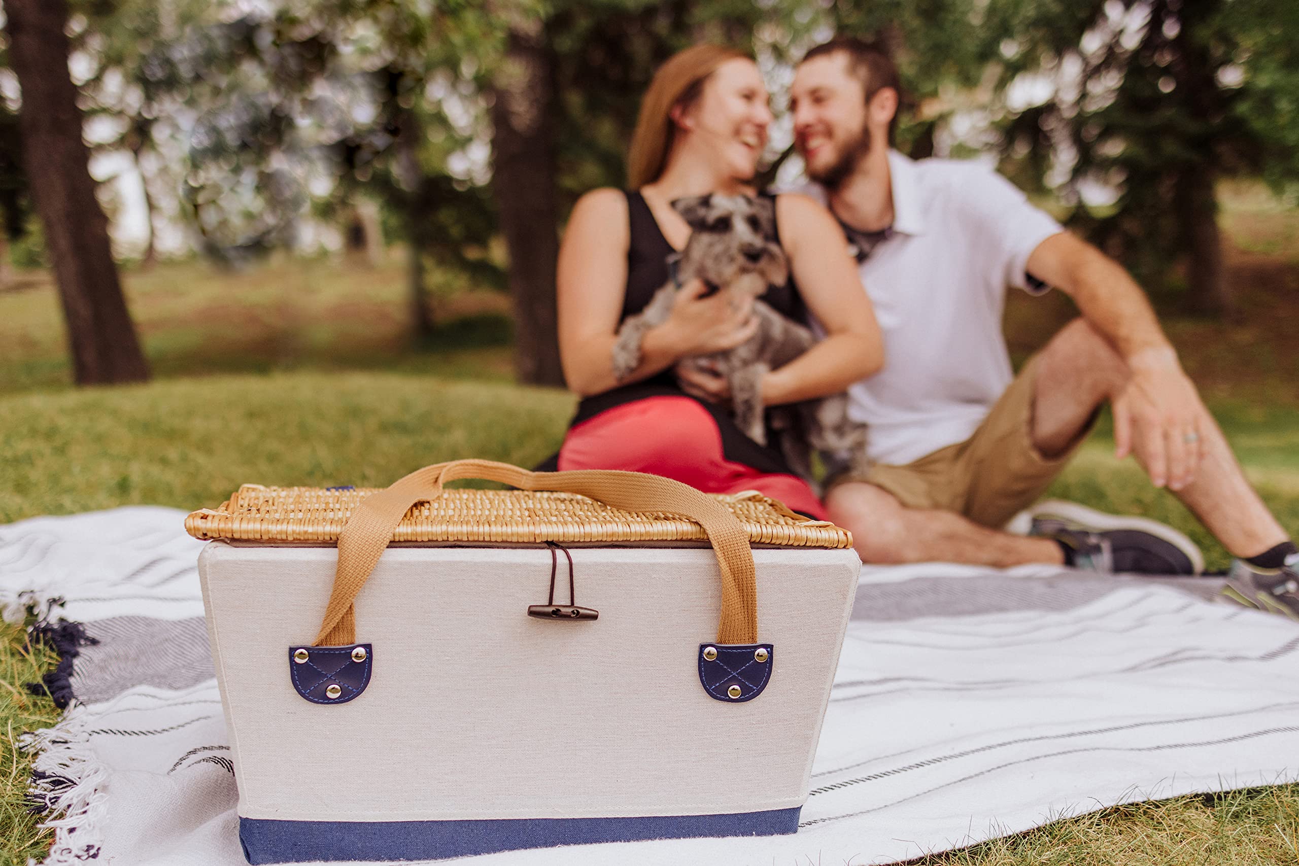 PICNIC TIME Boardwalk Picnic Basket Set - Romantic Wicker Picnic Basket with Complete Accessories for 2 - Perfect for Beach, Park, and Outdoor Date Nights
