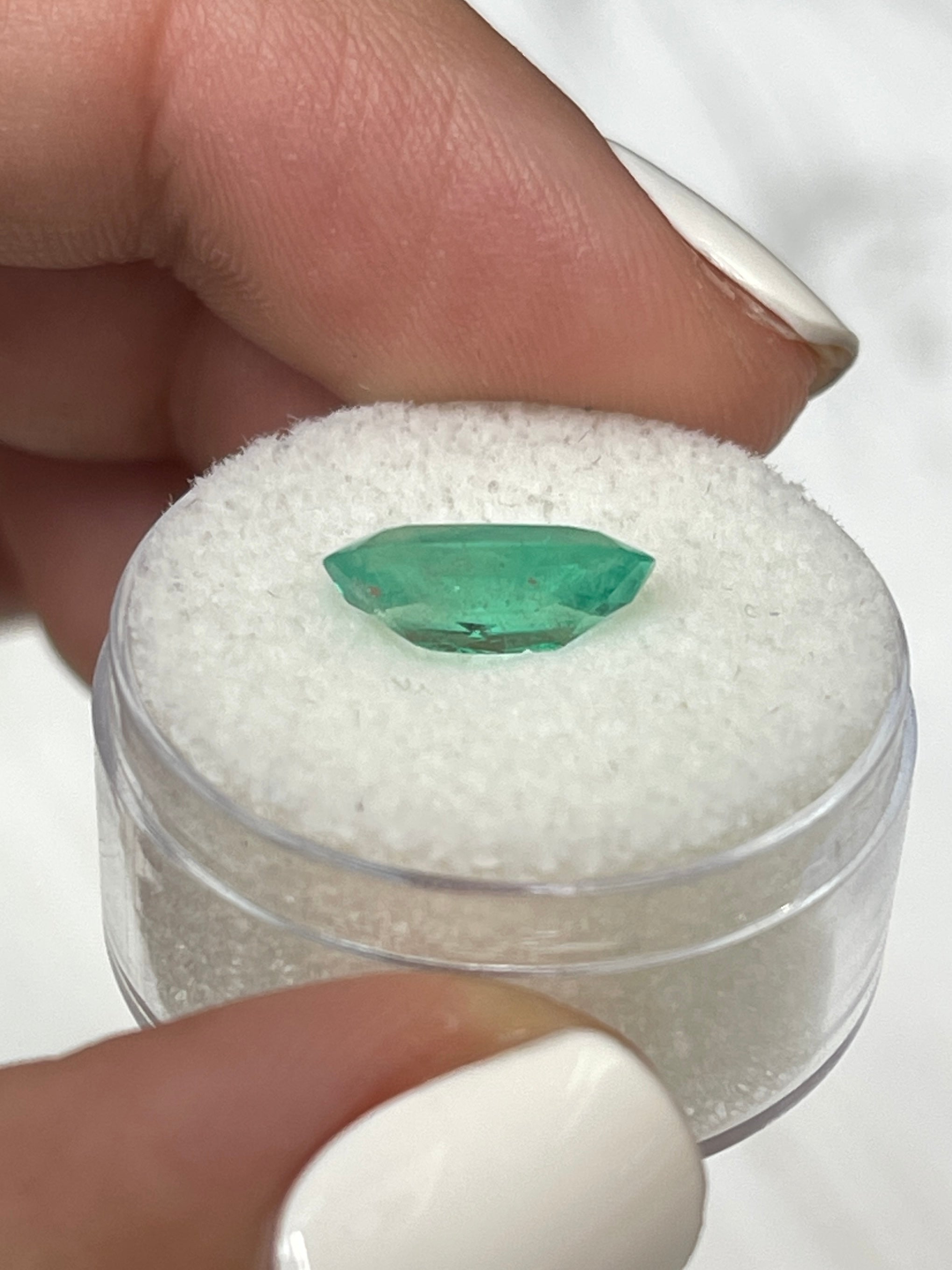 2.31 Carat 12x7.5mm Natural Colombian Emerald Gemstone - Oval Cut Loose Green Emerald for Jewelry Making, Engagement Rings & Fine Collections