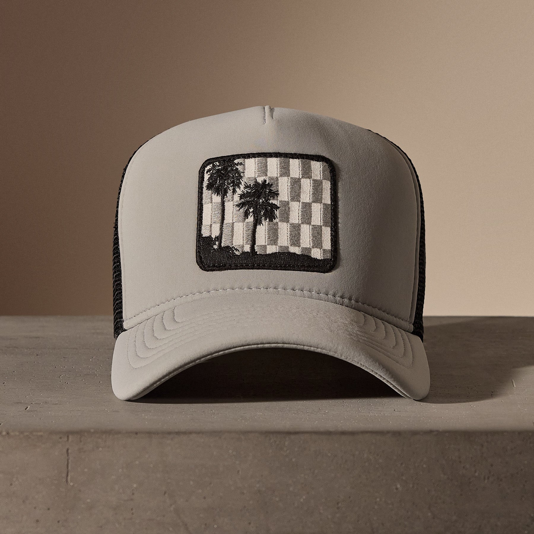 Checkered Palm Embroidered Trucker Hat for Men & Women - Vintage Style Baseball Cap in Pale Grey - Perfect for Outdoor Activities, Beach, Hiking and Casual Wear