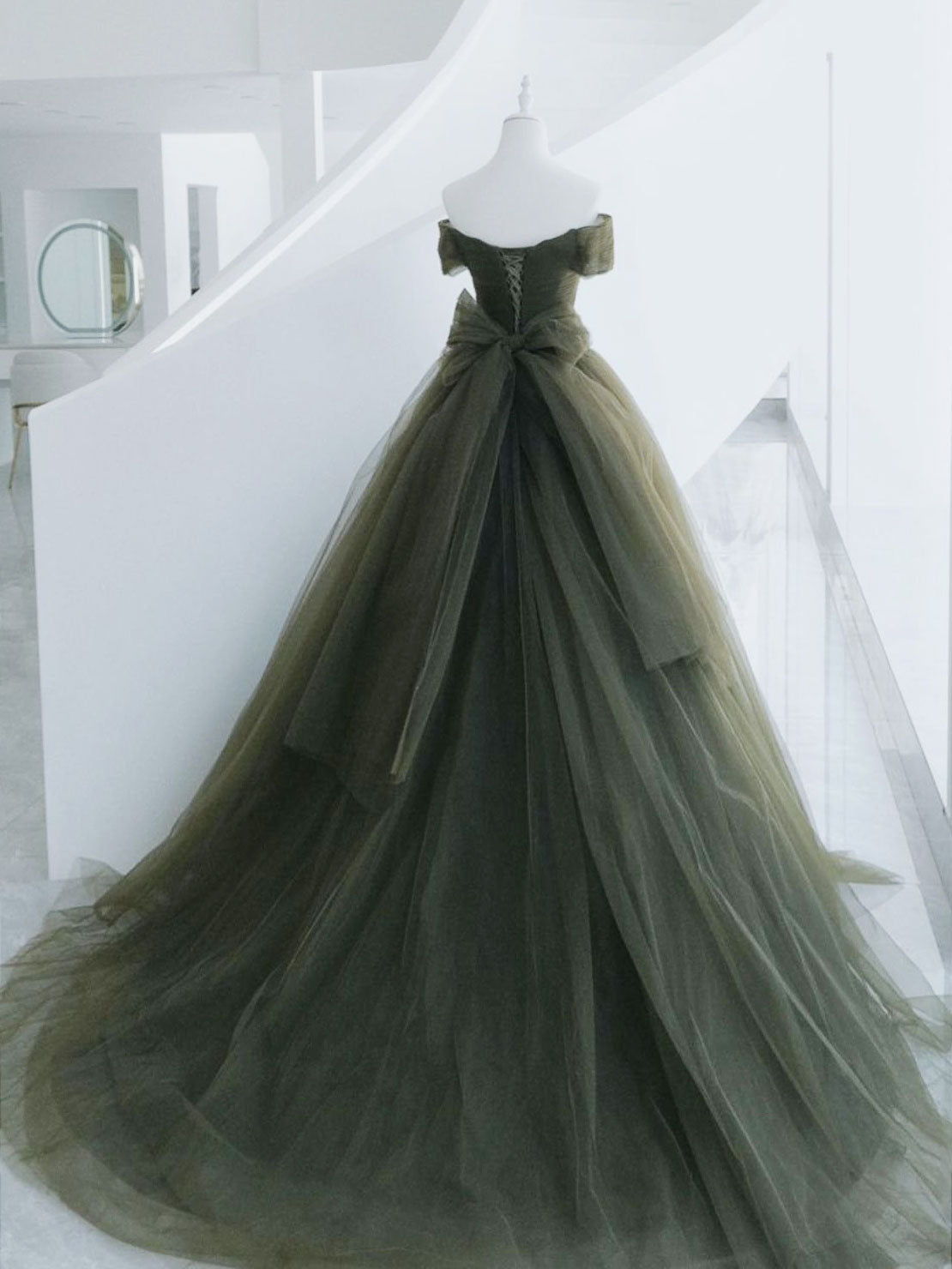 Elegant A-Line Sweetheart Neck Green Long Prom Dress with Sweep Train - Perfect for Formal Dances, Evening Galas & Special Occasions