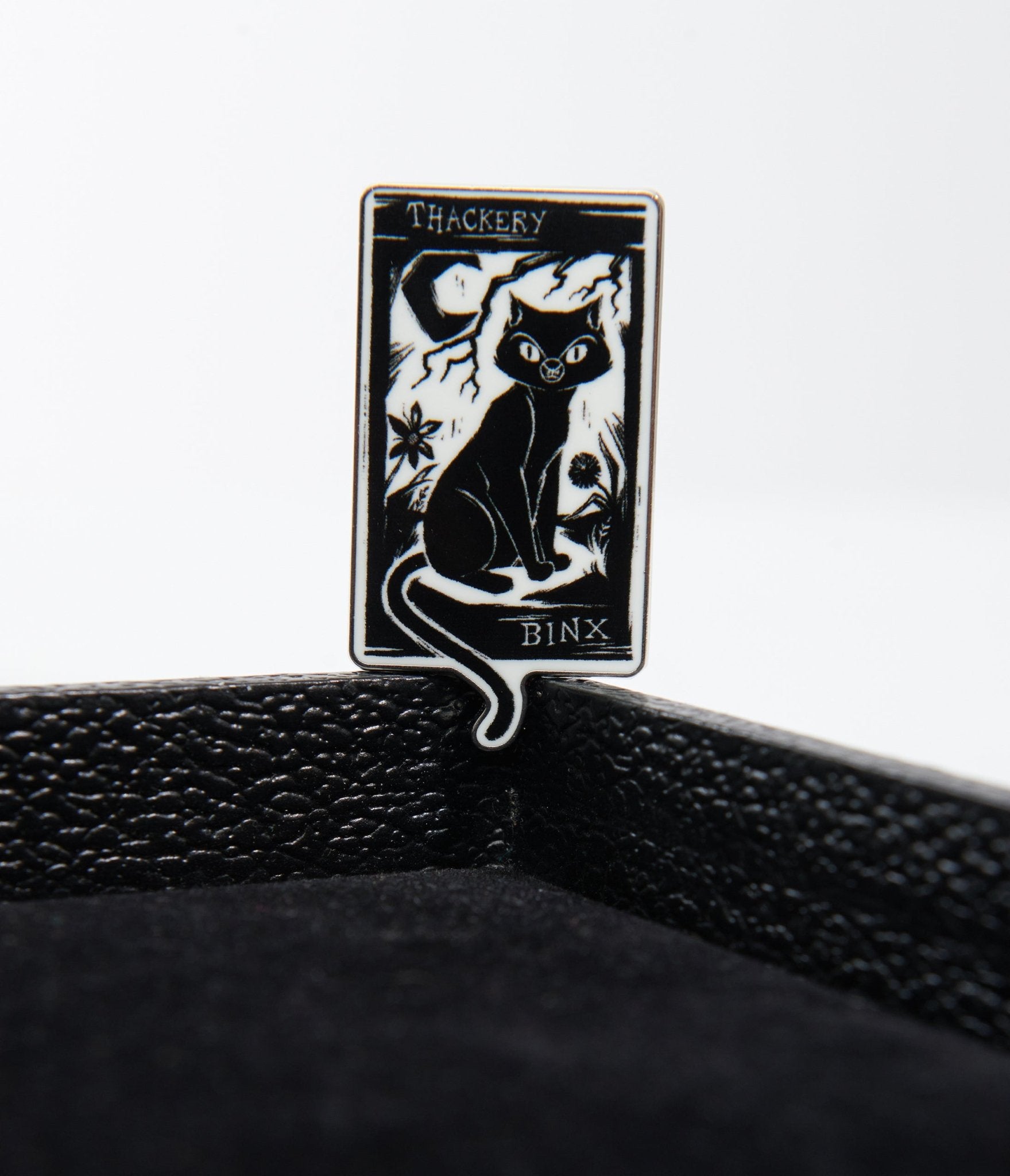 Disney Hocus Pocus Binx Cat Enamel Pin - Vintage Style Collectible Badge for Cosplay, Backpacks & Jackets - Perfect Gift for Halloween & Disney Fans