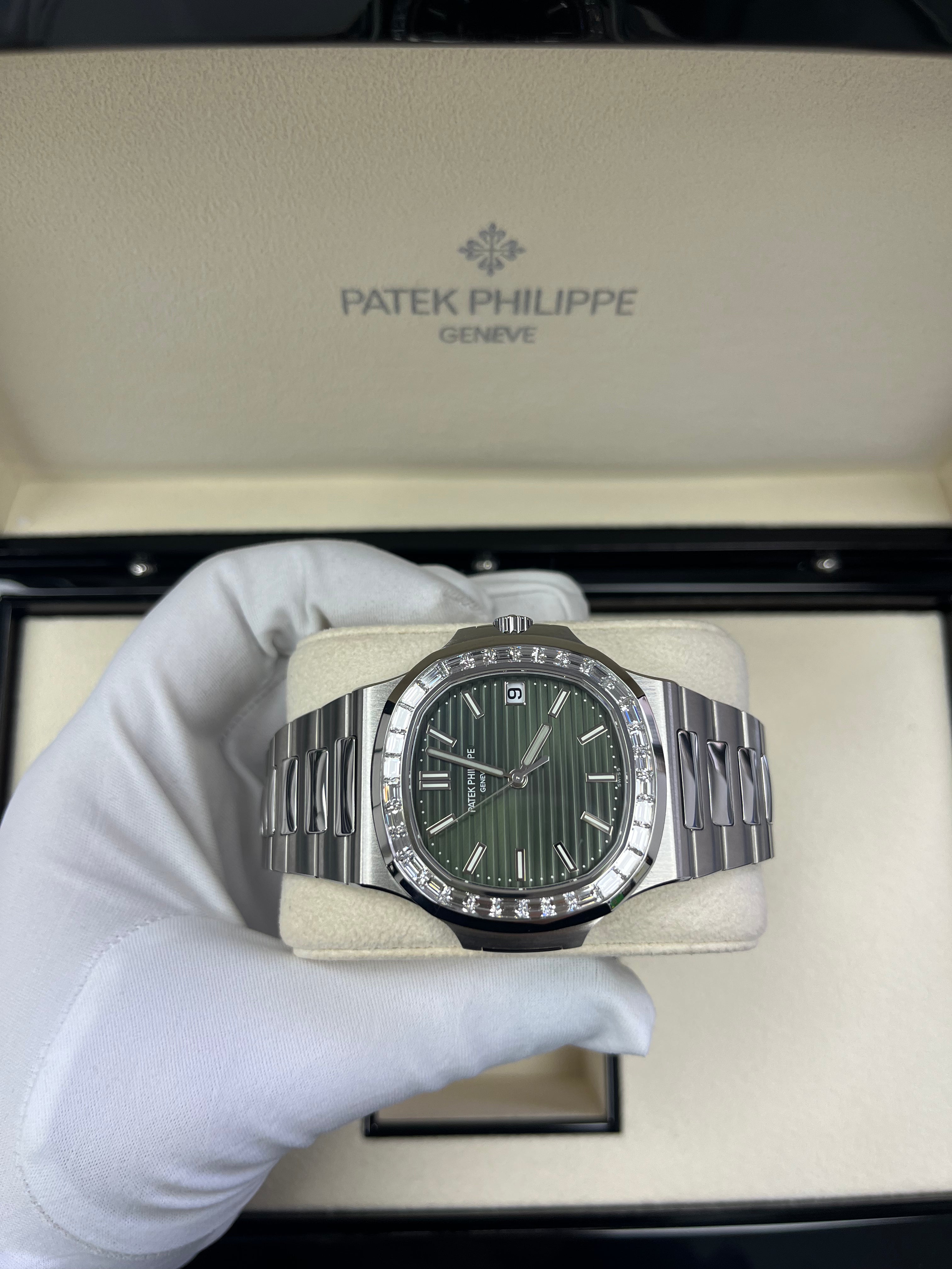 Patek Philippe Nautilus 5711/1300A-001 Luxury Watch with Green Dial - Perfect for Business Meetings & Formal Events