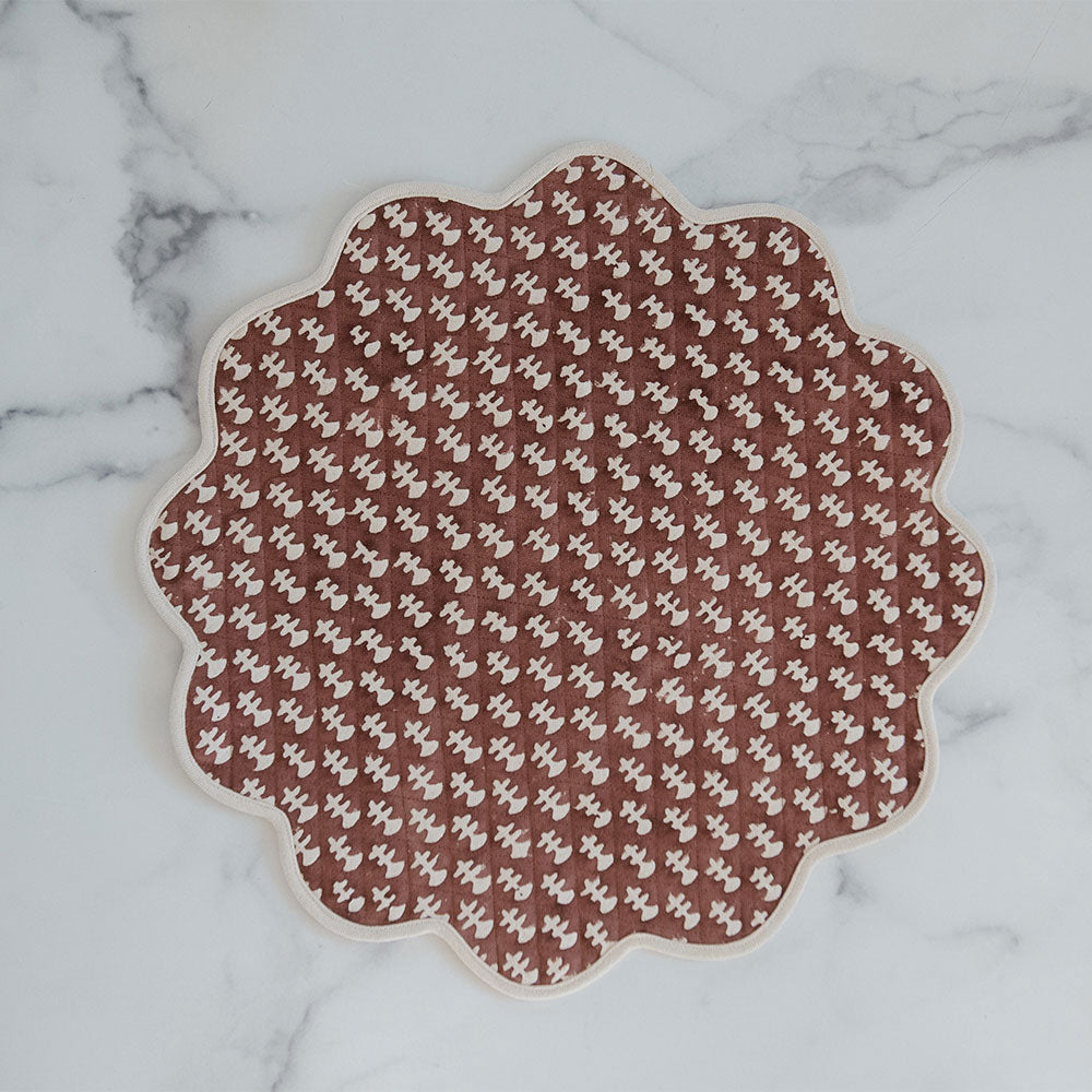 Quilted Scallop Placemats Set of 4 - Elegant Dining Table Decor for Thanksgiving, Christmas & Everyday Use - Washable & Durable Kitchen Table Mats