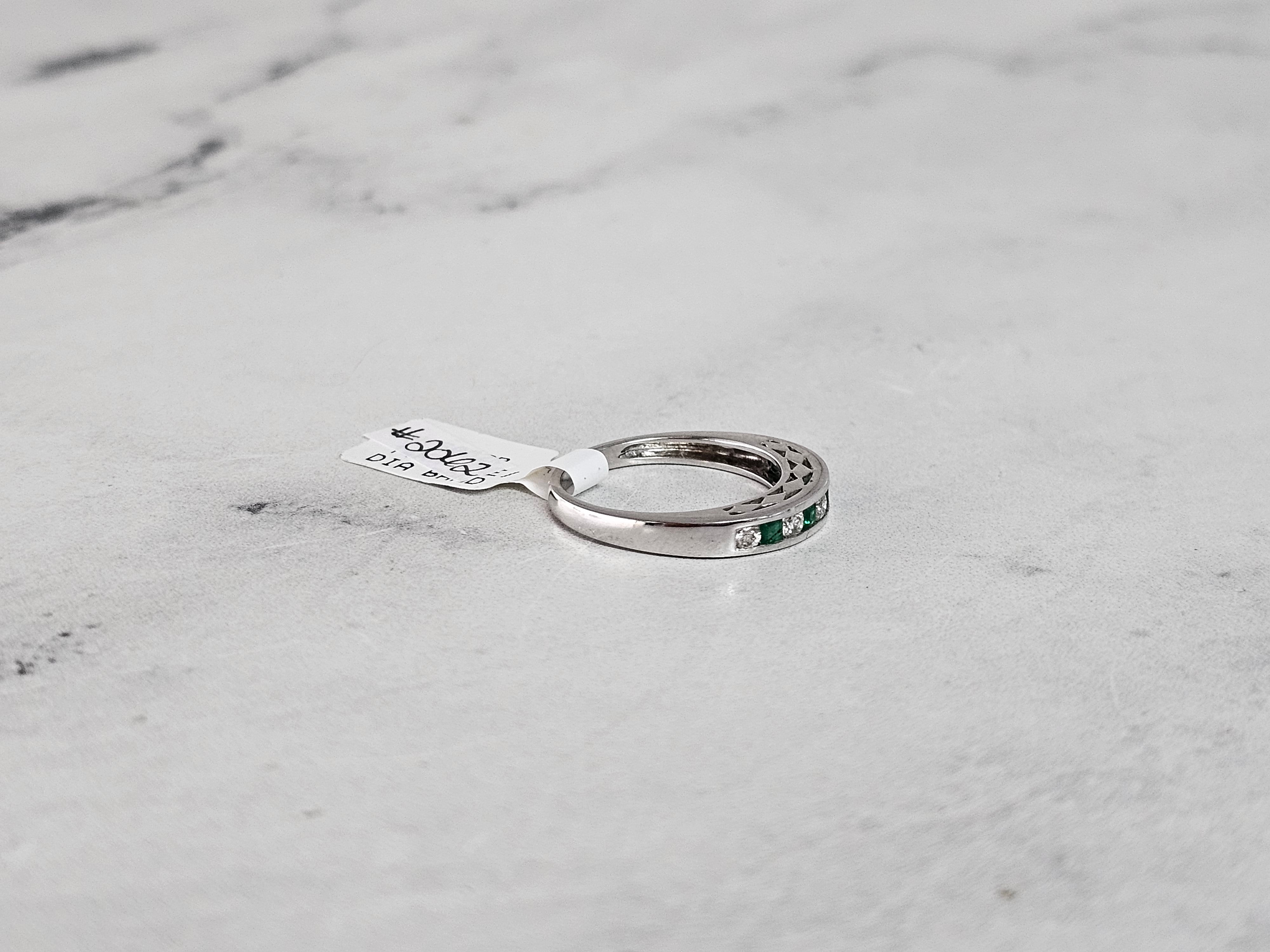 14k White Gold Emerald & Diamond Wedding Band for Women – Elegant Bridal Ring for Engagement, Anniversary, and Special Occasions