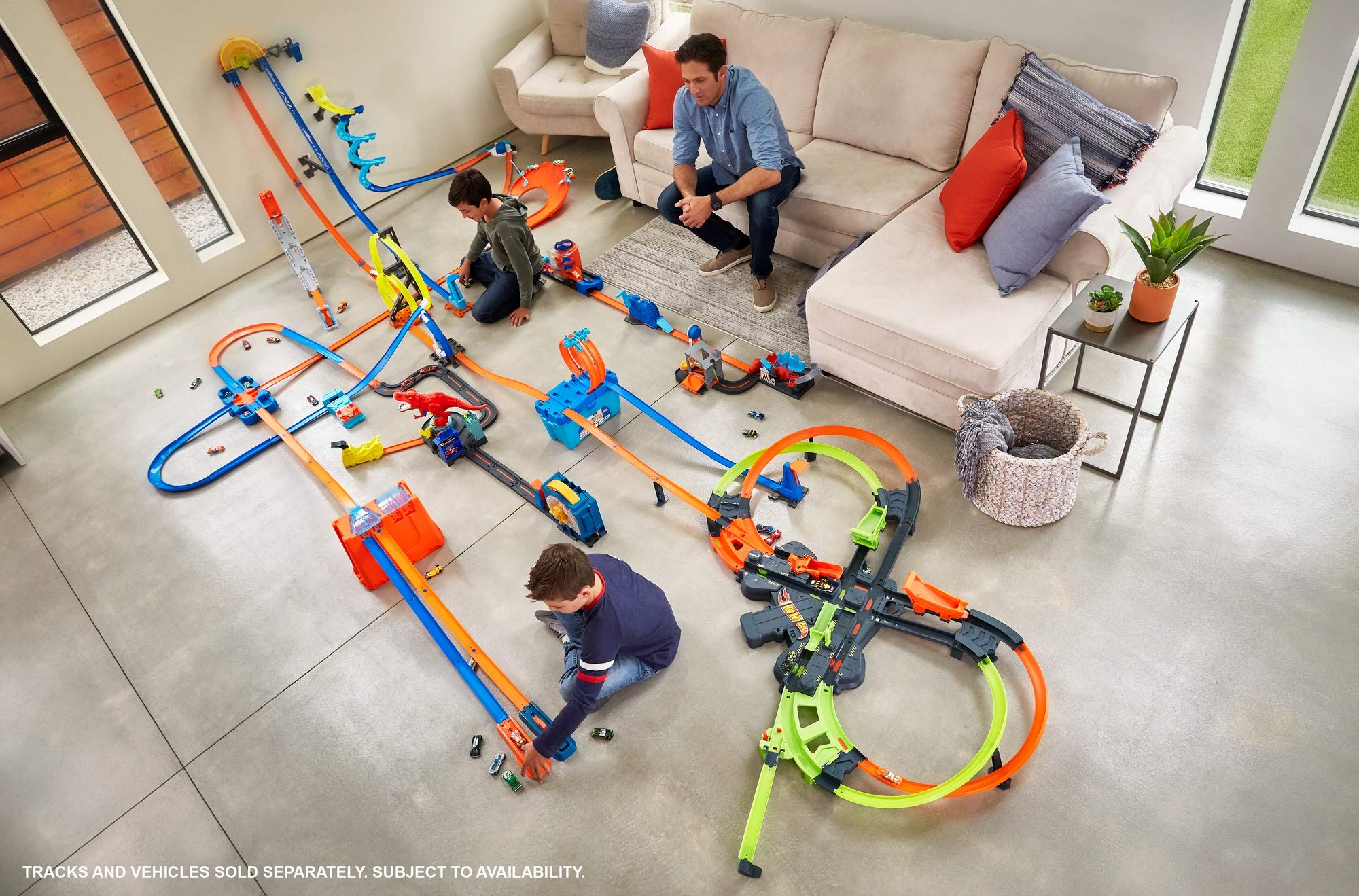 Hot Wheels Colossal Crash Figure 8 Track Set - Competitive Racing Toy with Aerial Stunts for Kids Ages 5+ | Perfect for Birthday Gifts, Playroom Fun & Family Game Nights