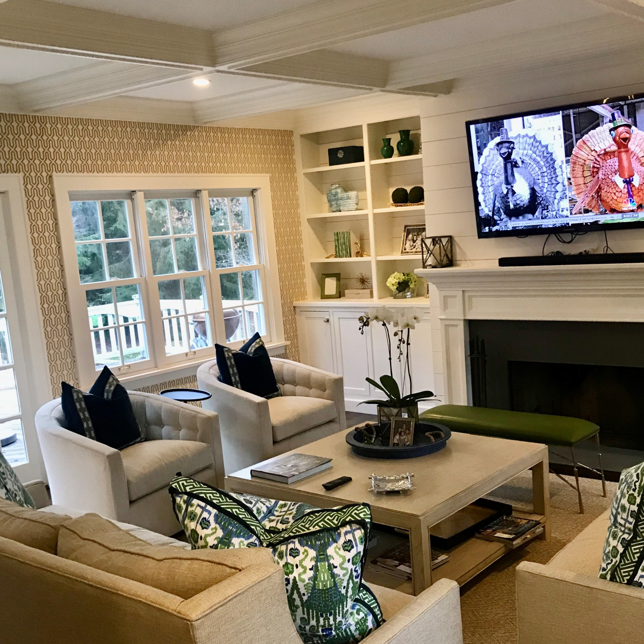 Modern Aurora Cocktail Table - Stylish Glass Coffee Table for Living Room, Lounge & Bar - Perfect for Entertaining Guests & Home Decor