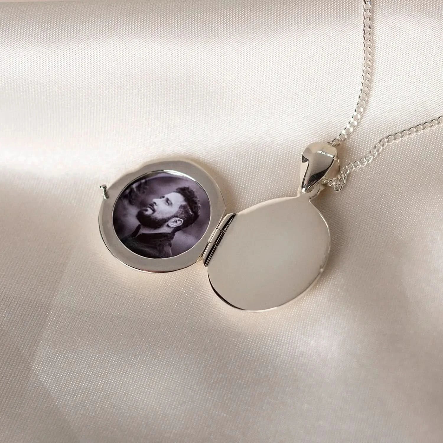 Memorial Photo Locket for Ashes - Silver Round Keepsake Pendant for Cremation Jewelry - Perfect for Honoring Loved Ones at Weddings, Funerals & Special Occasions