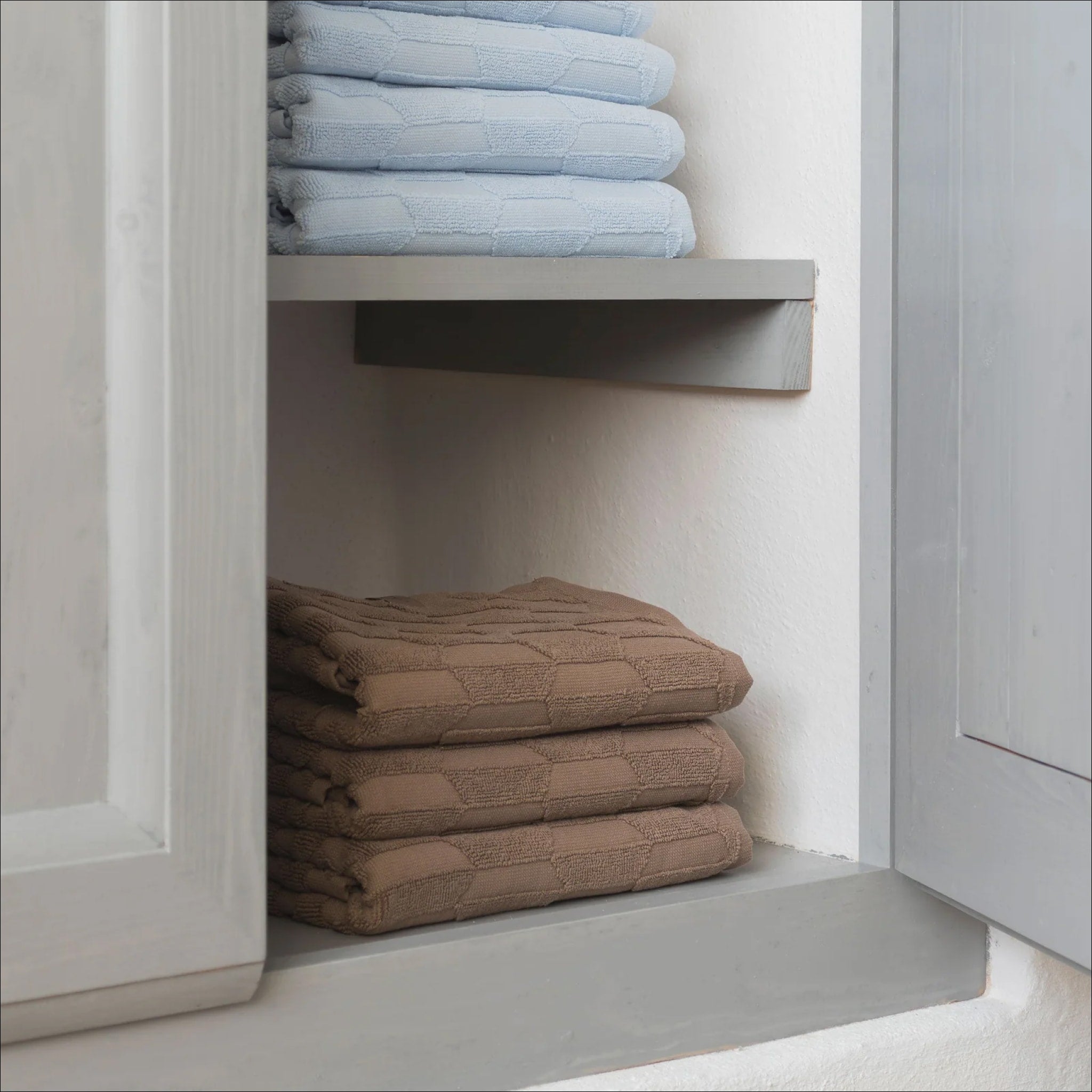 METTE DITMER Geo Bath Towel - Organic Cotton 70x133cm (27x52 inches) - Soft & Absorbent - Light Nougat Color - Perfect for Spa, Bathroom & Beach Use