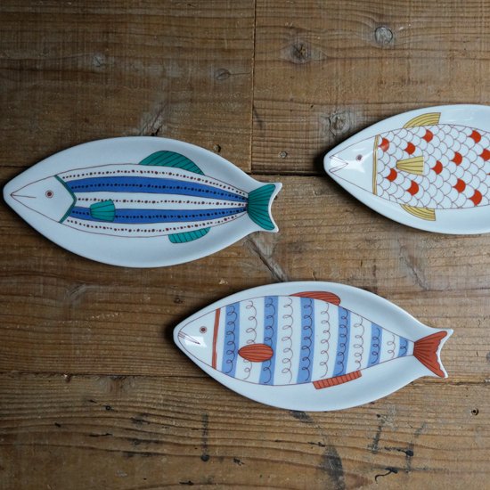 Harekutani Porcelain Fish Plate - Elegant Japanese Ceramic Serving Dish for Sushi, Appetizers & Home Decor | Perfect for Dinner Parties, Restaurants & Gift Giving