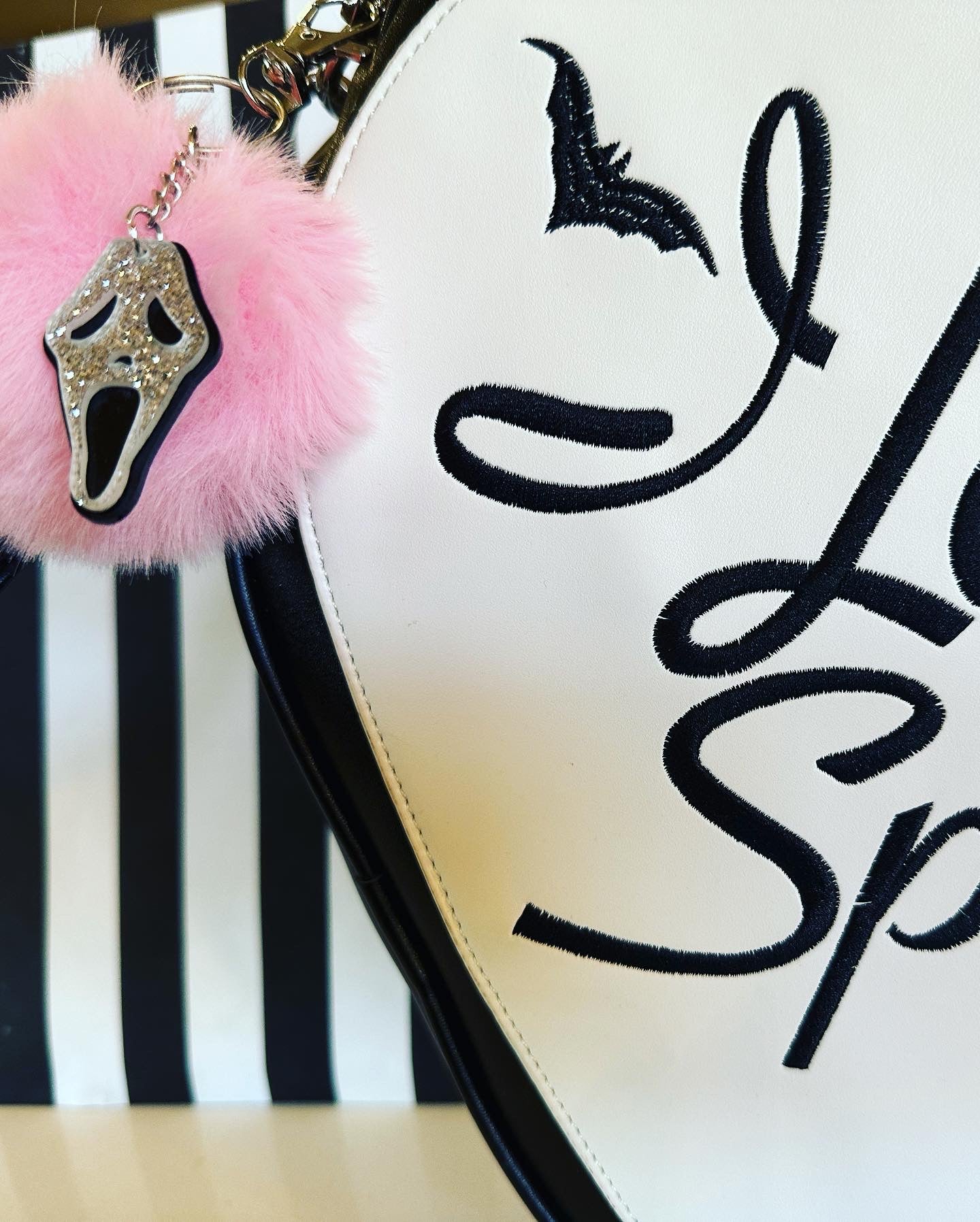 Pom Ghost Face Keychain - Cute Halloween Bag Charm for Keys, Backpacks & Cosplay Accessories