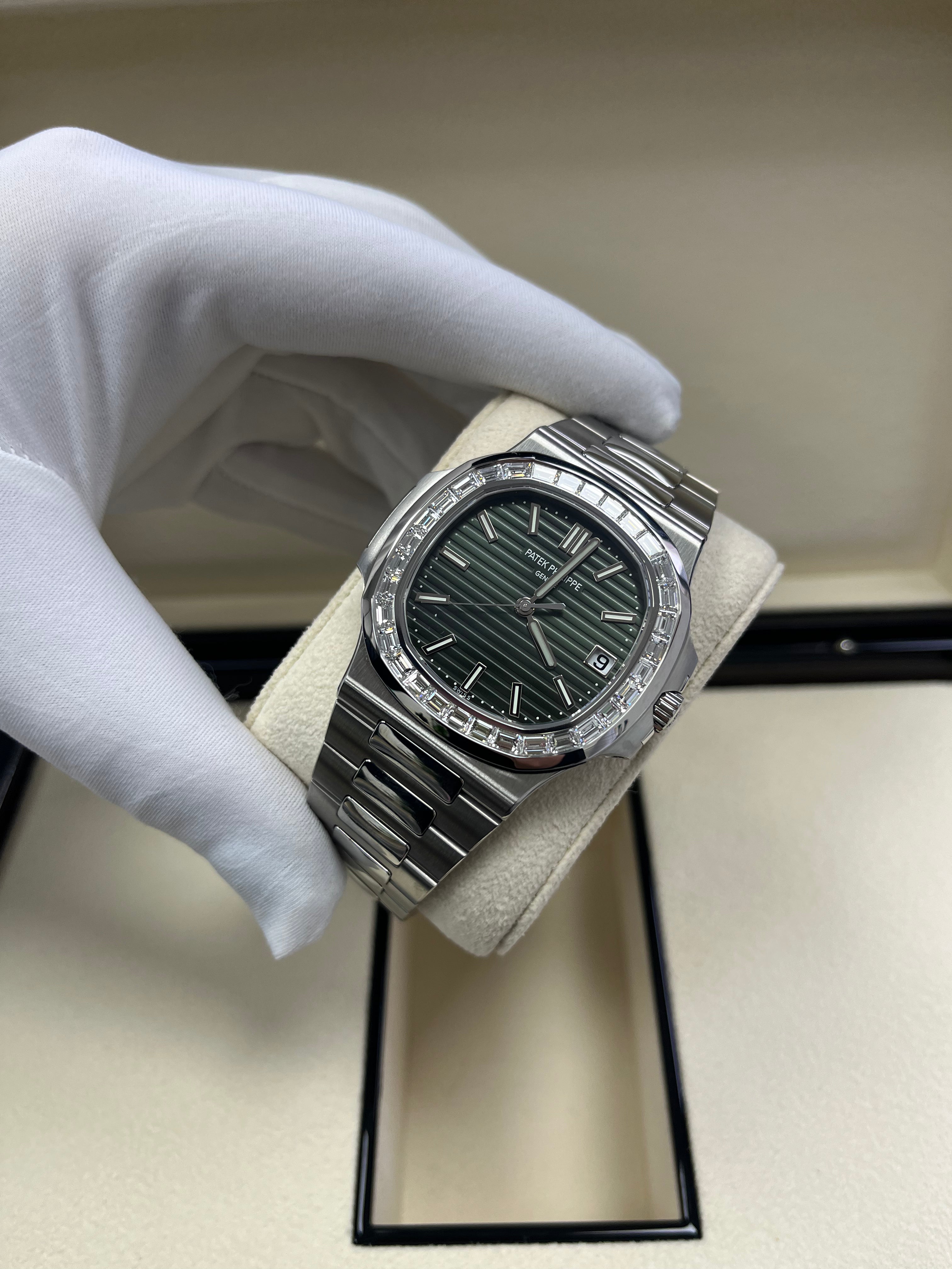 Patek Philippe Nautilus 5711/1300A-001 Luxury Watch with Green Dial - Perfect for Business Meetings & Formal Events