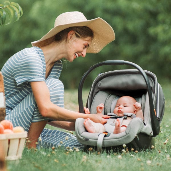 Chicco KeyFit 35 ClearTex Infant Car Seat - Lightweight & Safe for Newborns to 35 lbs - Perfect for Travel & Daily Commutes