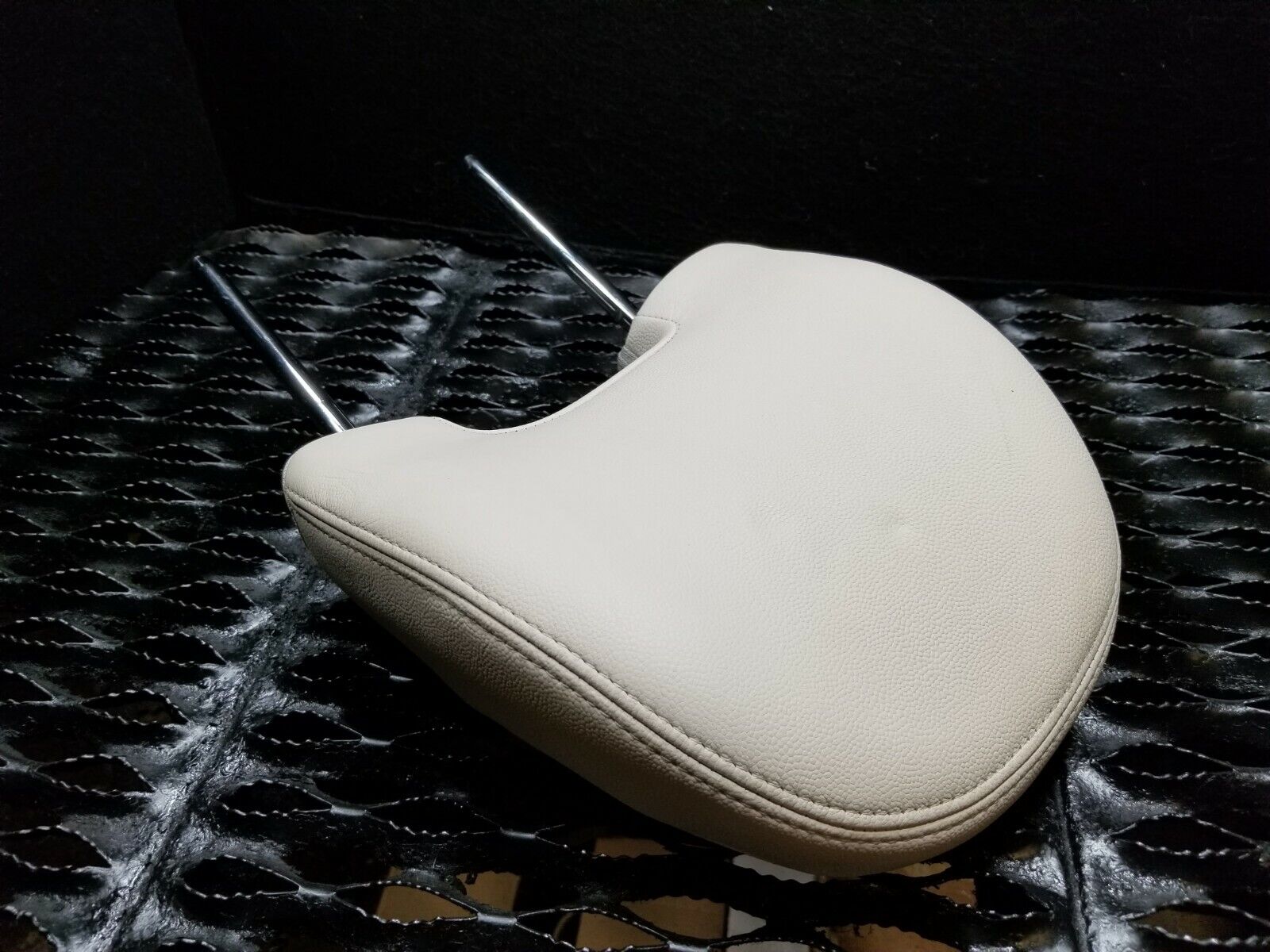 Original & Replacement Volvo S40 Driver Side Headrest (Left Front) - Fits 2005-2011 Models | OEM Quality | Comfort Upgrade for Long Drives