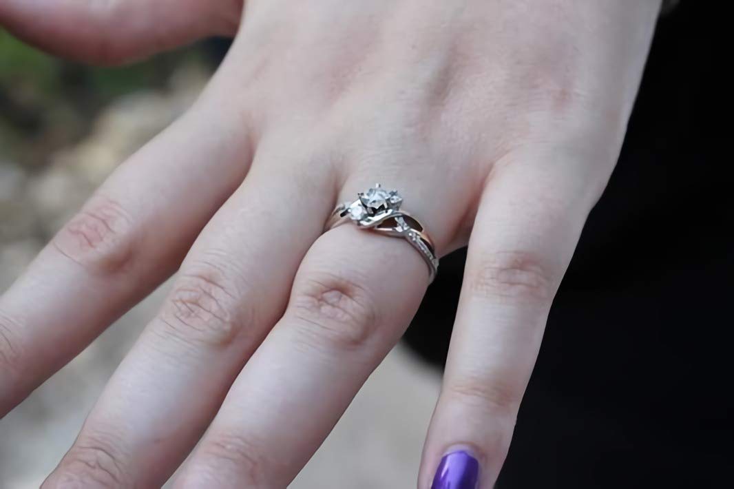 5/8 Carat (CTW) Moissanite Engagement Rings for Women - 10K/14K/18K Gold & Platinum Plated Silver Wedding Rings - Perfect for Proposals, Anniversaries & Special Occasions
