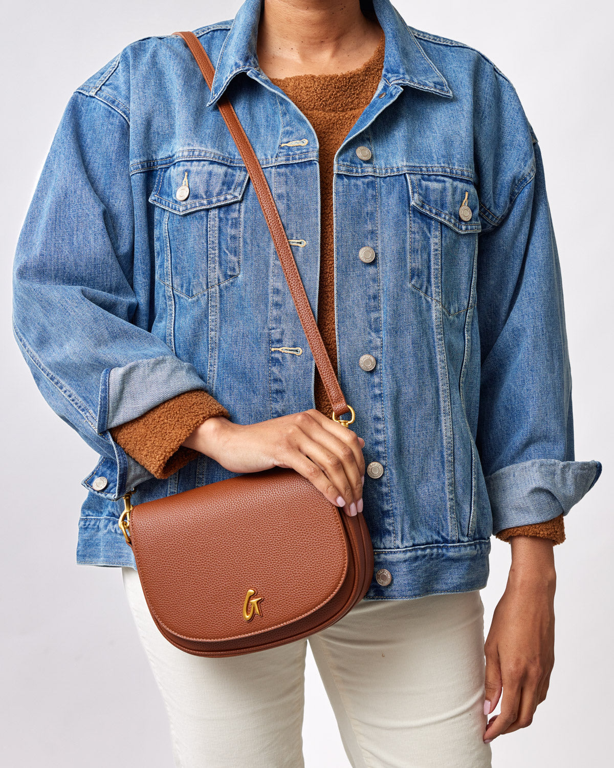 Stylish Medium Pebble Shoulder Bag in Brown - Perfect for Everyday Use, Work, and Travel