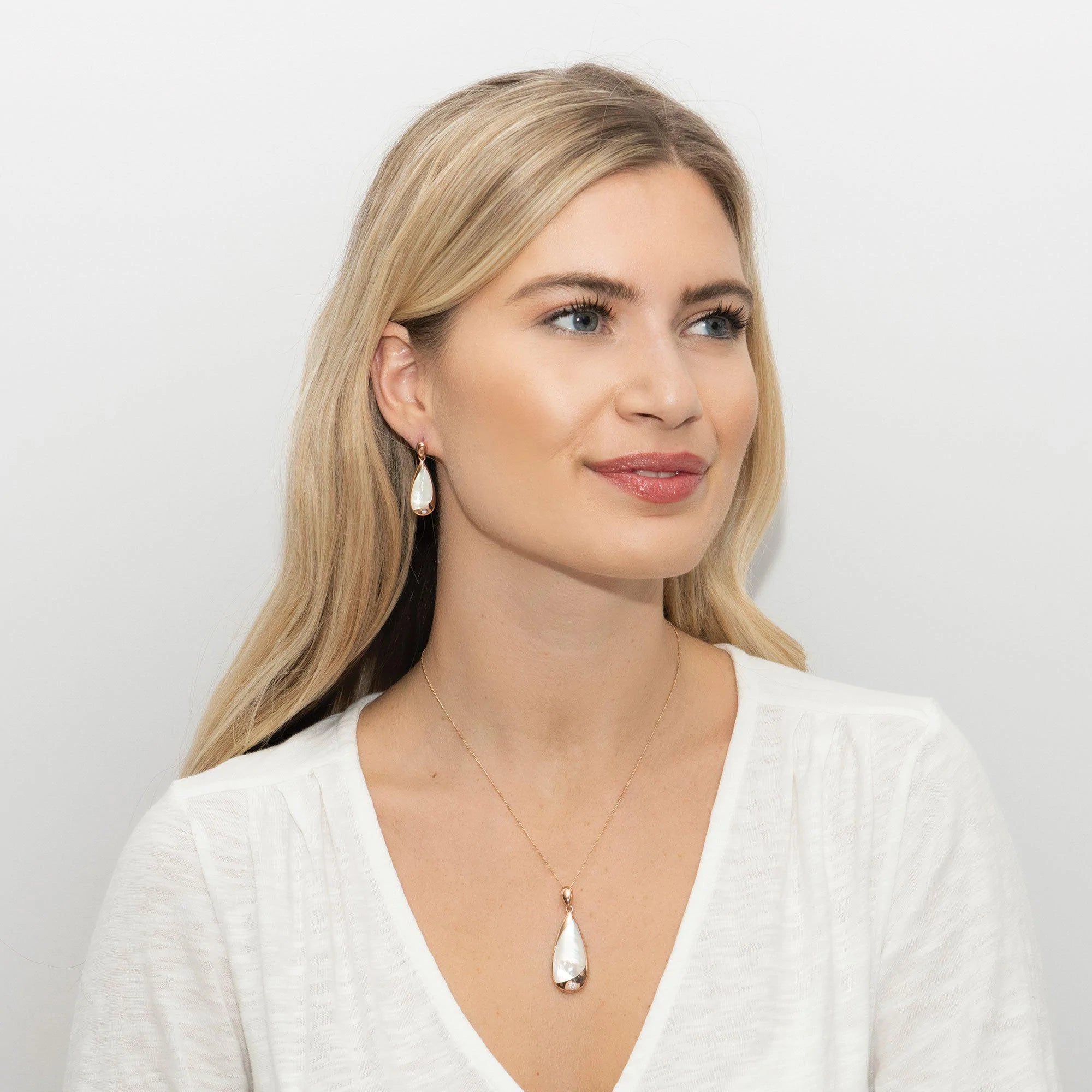 Exquisite Mother of Pearl Inlaid Teardrop Pendant Necklace - Elegant Jewelry for Women, Perfect for Weddings, Parties & Special Occasions