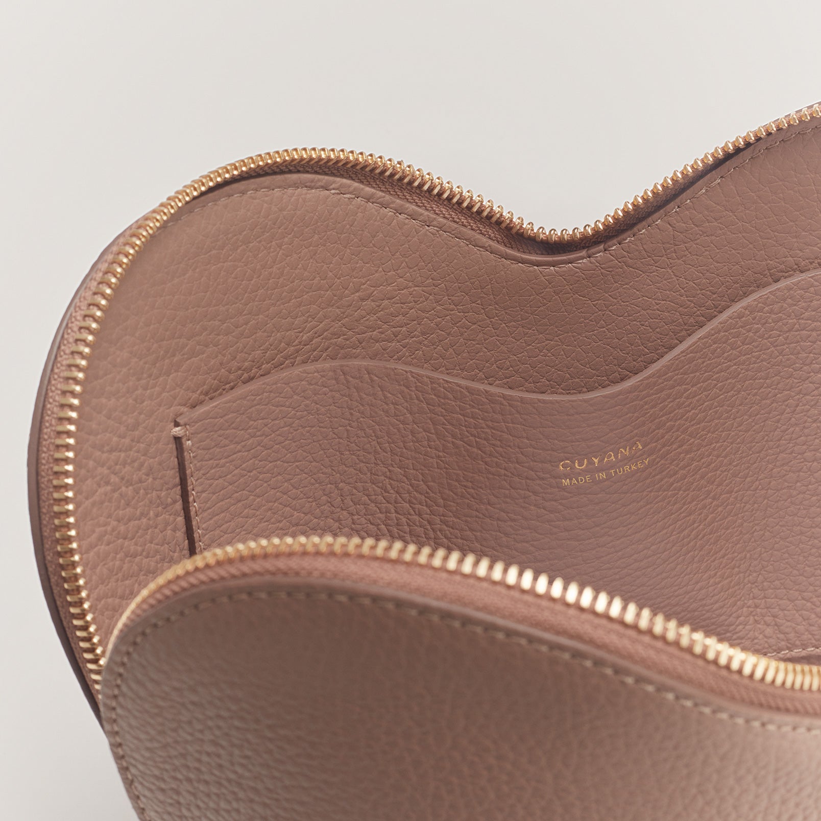 Elegant Heart-Shaped Phone Case with Pebbled Gold Texture - Perfect for iPhone & Samsung Galaxy, Ideal for Valentine's Day Gifts & Everyday Use