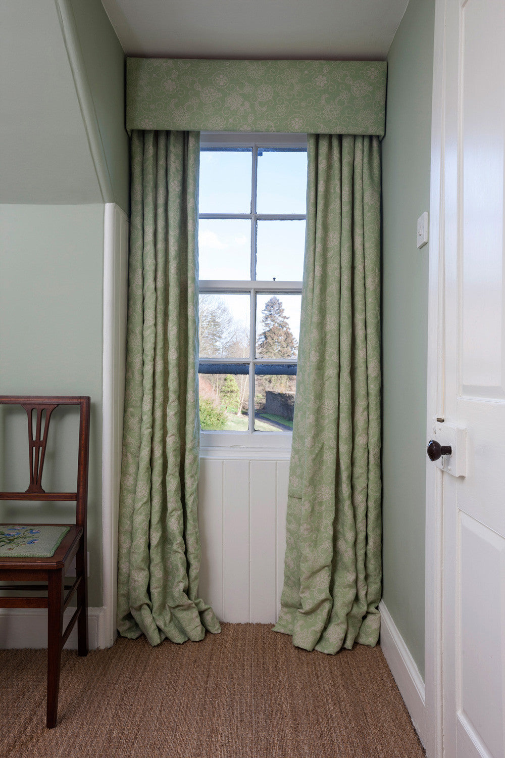 Premium Linen Sage Green Table Runner - Elegant Dining Decor for Weddings, Parties & Home Styling