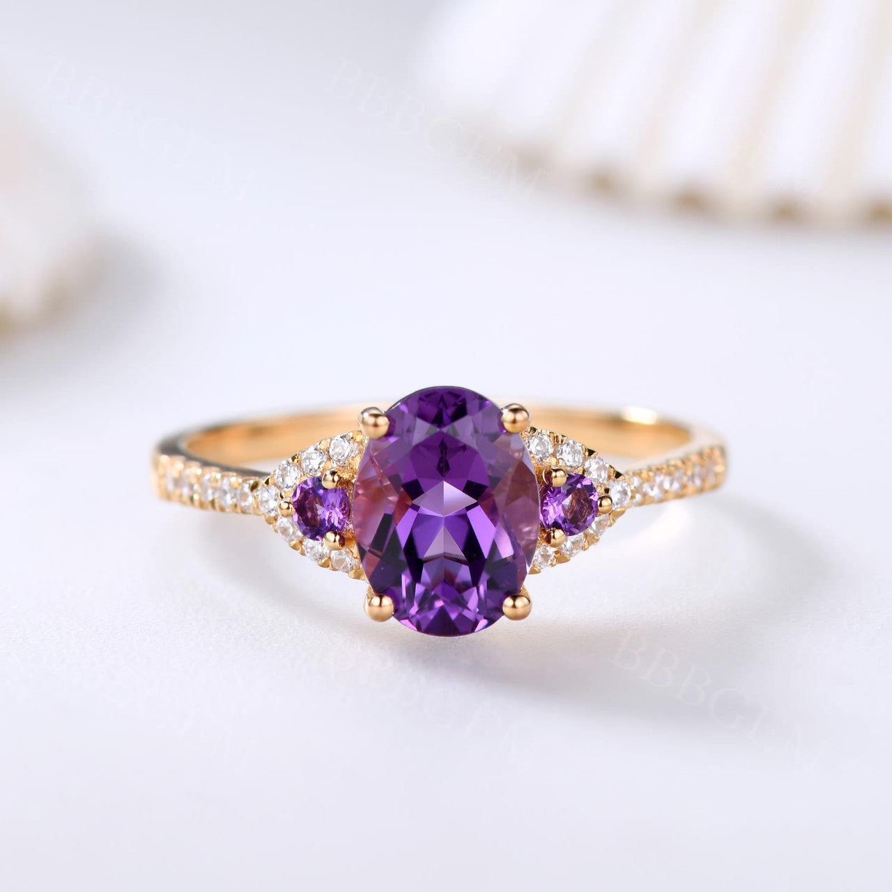 Vintage 6x8mm Oval Cut Amethyst Diamond Engagement Ring in 14K Yellow Gold - Perfect for Proposals, Anniversaries & Romantic Gifts