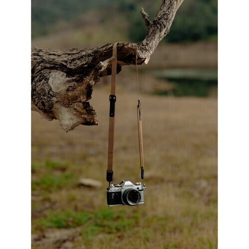 Peak Design Leash (Coyote) - Premium Camera Strap for DSLR & Mirrorless Cameras - Secure & Comfortable for Travel & Outdoor Photography