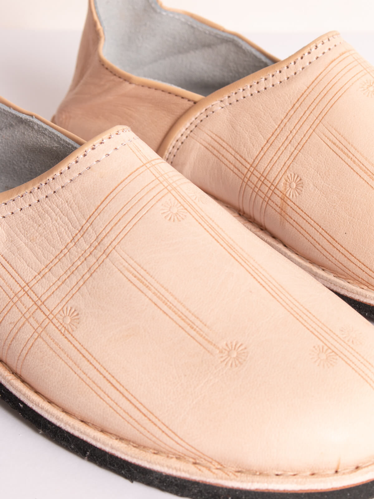 Authentic Moroccan Berber Babouche Slippers - Handmade Leather Comfort Shoes for Men & Women | Perfect for Home, Lounge, and Cultural Fashion Wear