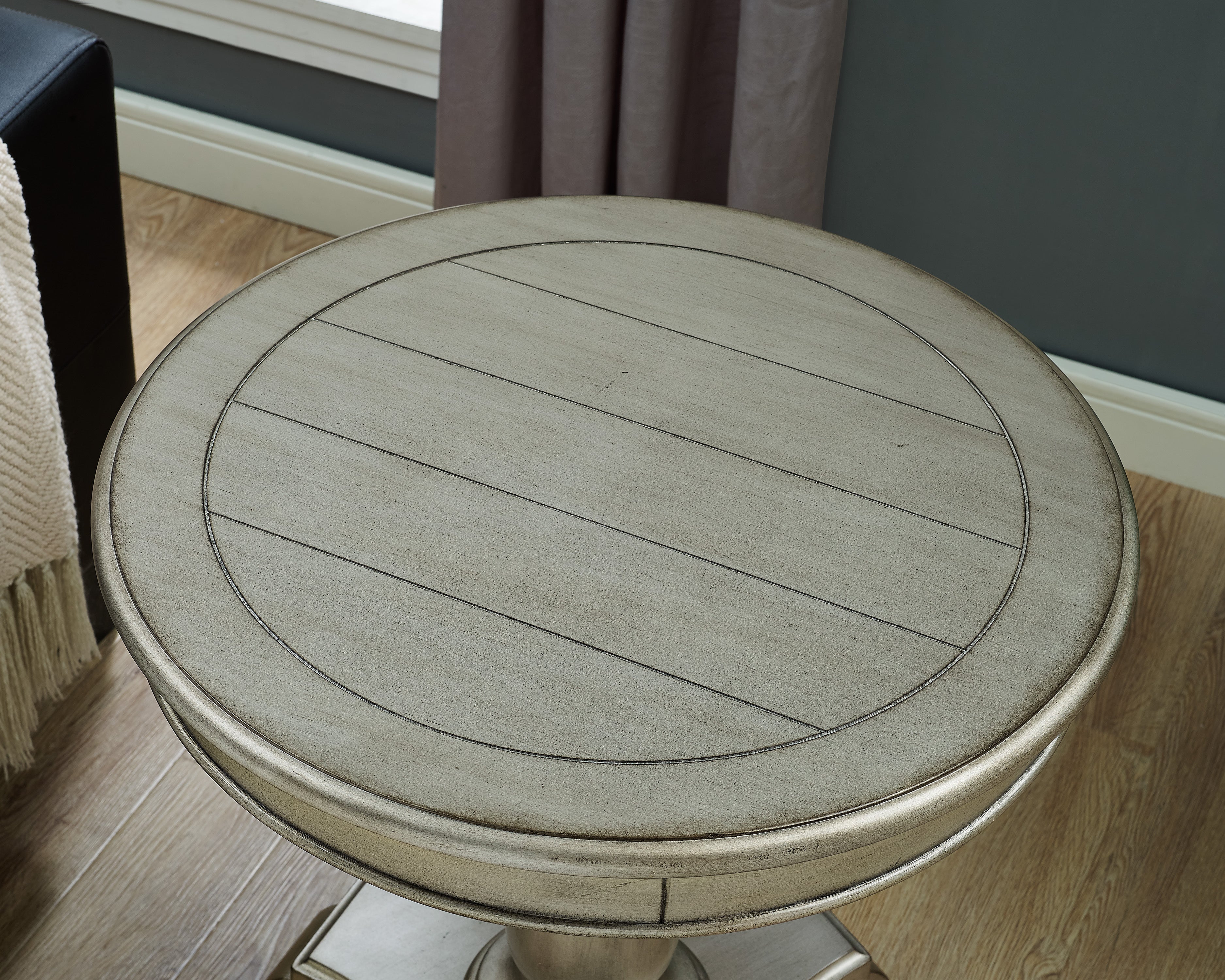 Roundhill Furniture Rene Round Wood Pedestal Side Table - Champagne Finish - Modern End Table for Living Room, Bedroom & Office - Perfect for Coffee, Books & Decor