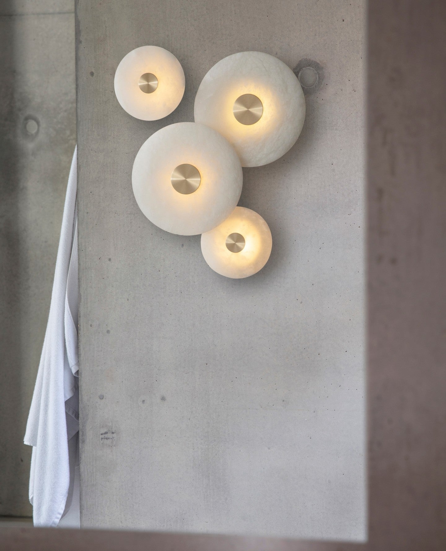 Modern Disc Shaped Alabaster Wall Light - Elegant Round Sconce for Bedroom, Living Room & Hallway Lighting