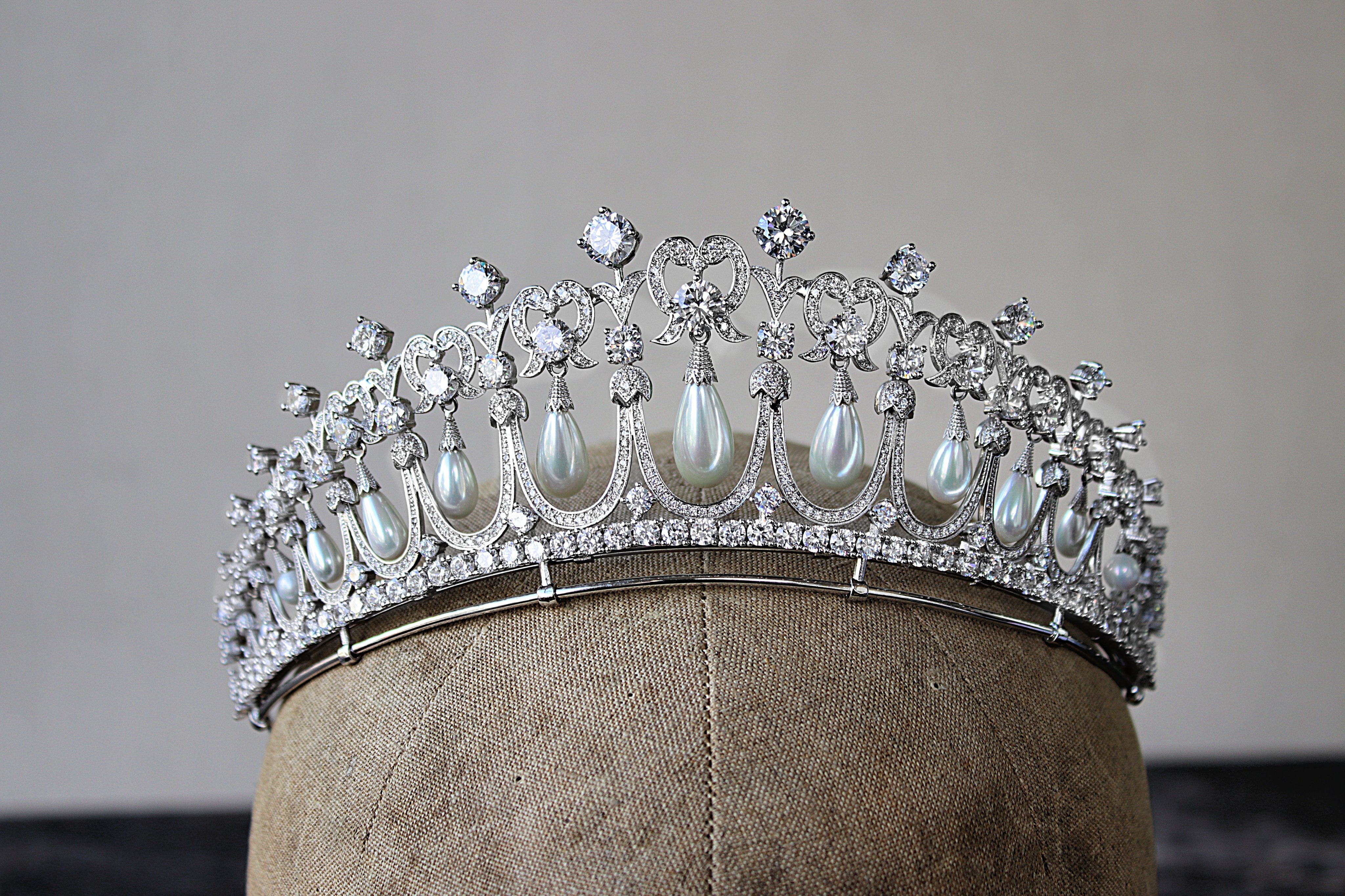 Elegant Lovers Knot Tiara Crown - Vintage Inspired Bridal Hair Accessory for Weddings, Prom, and Special Occasions