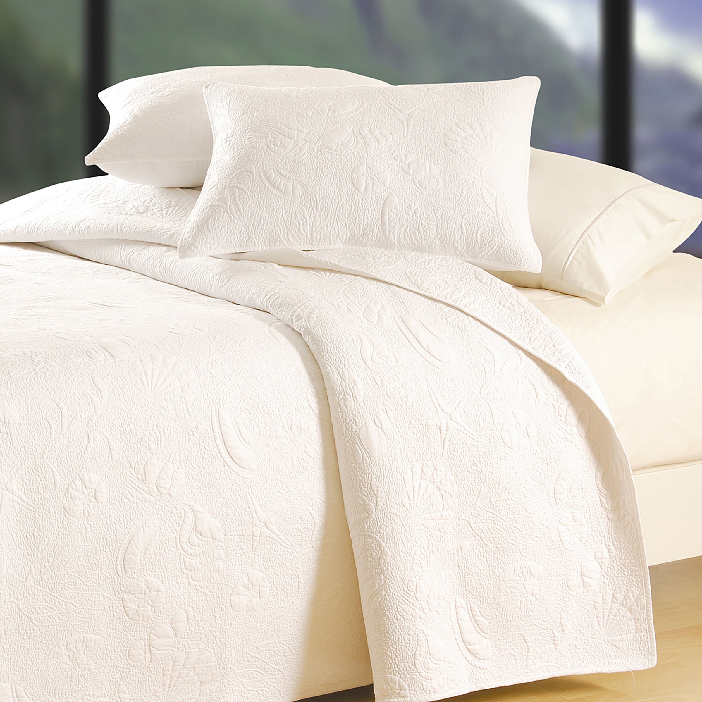 C&F Home White Shell Twin Matelassé Quilt - 100% Cotton Lightweight Reversible Bedspread Coverlet - Machine Washable - Perfect for Guest Rooms, Master Bedrooms & Dorm Decor