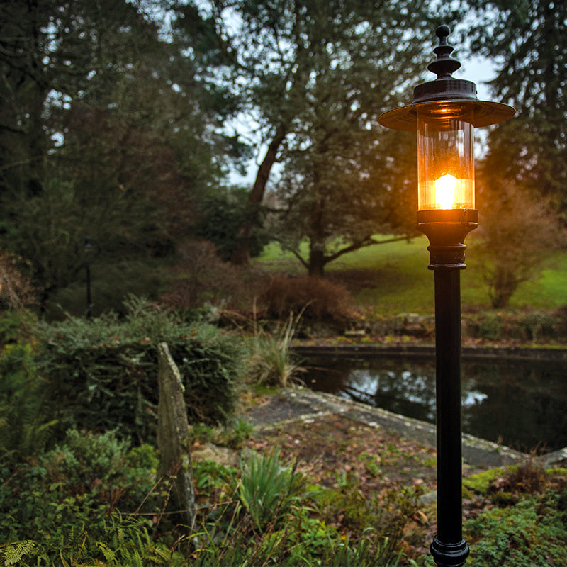 Betley 1Lt Cast Iron Lamp Post - Outdoor Garden Lighting for Pathways, Driveways & Porches