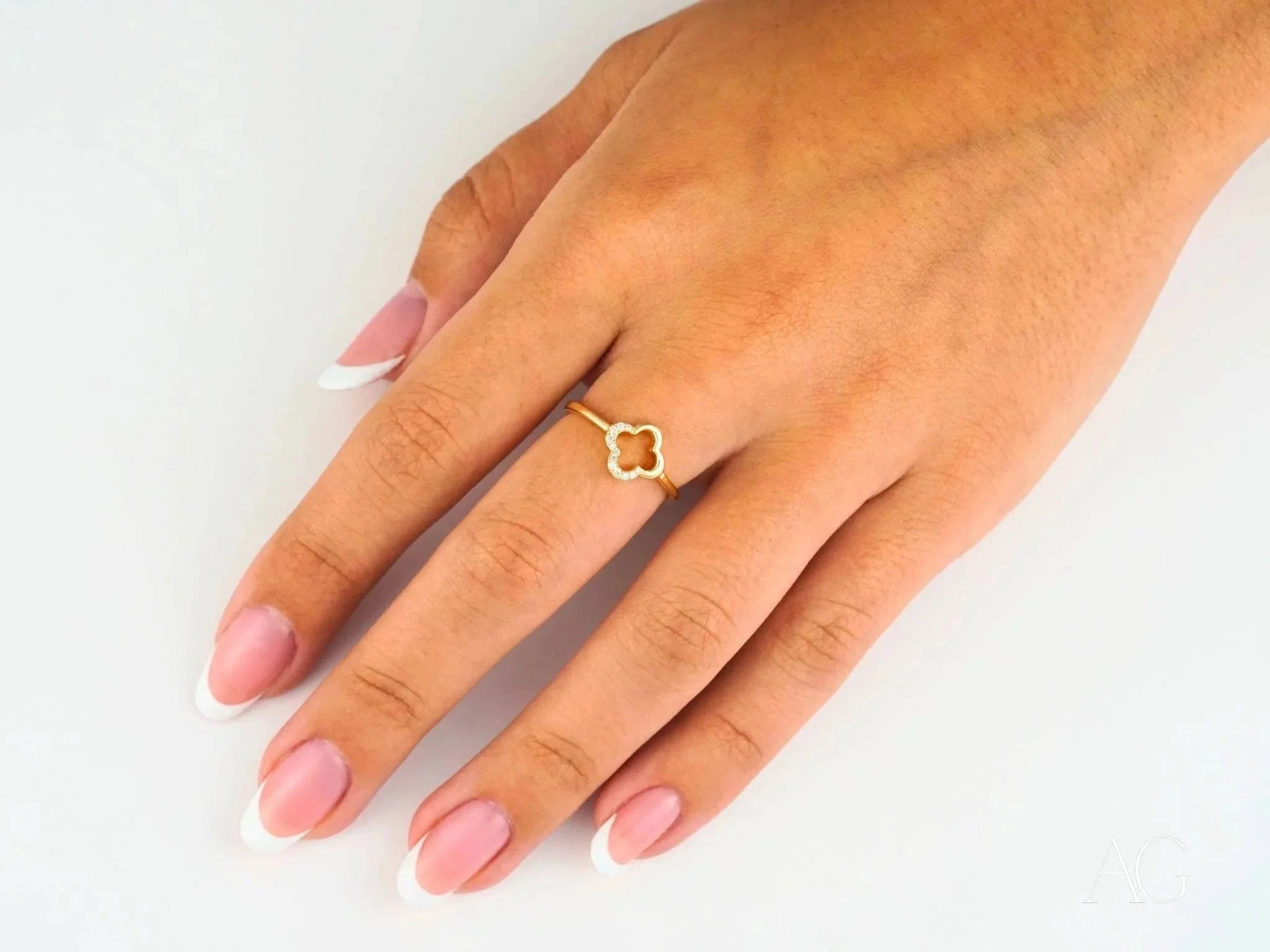 18K Gold Flower Diamond Ring for Women - Elegant & Timeless Jewelry for Engagement, Wedding, Anniversary & Special Occasions