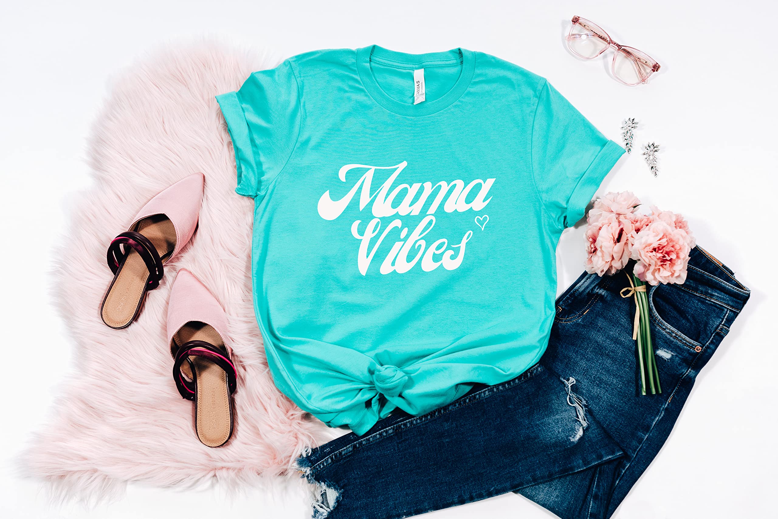 Mom Vibes T-Shirt - Comfortable & Stylish Mama Shirt for Mother's Day, Mom Life Apparel - Perfect Gift for Mothers, Best Friend & Grandma - Ideal for Family Gatherings, Birthday Celebrations & Everyday Wear