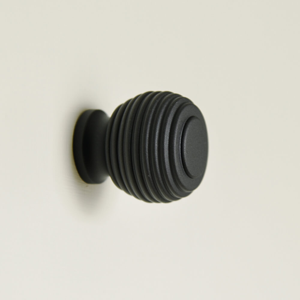 Zero Black Queen Anne Cabinet Knob - Vintage Style Drawer Pulls for Kitchen Cabinets, Dressers & Furniture Hardware - Perfect for Home Renovation & DIY Projects