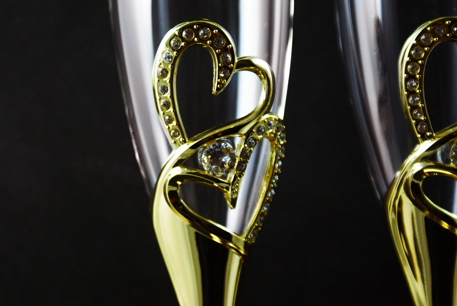 Engraved Gold and Silver Wedding Toasting Glasses Set with Cake Server - Elegant Bridal Shower, Anniversary & Reception Tableware for Champagne Toast Ceremony
