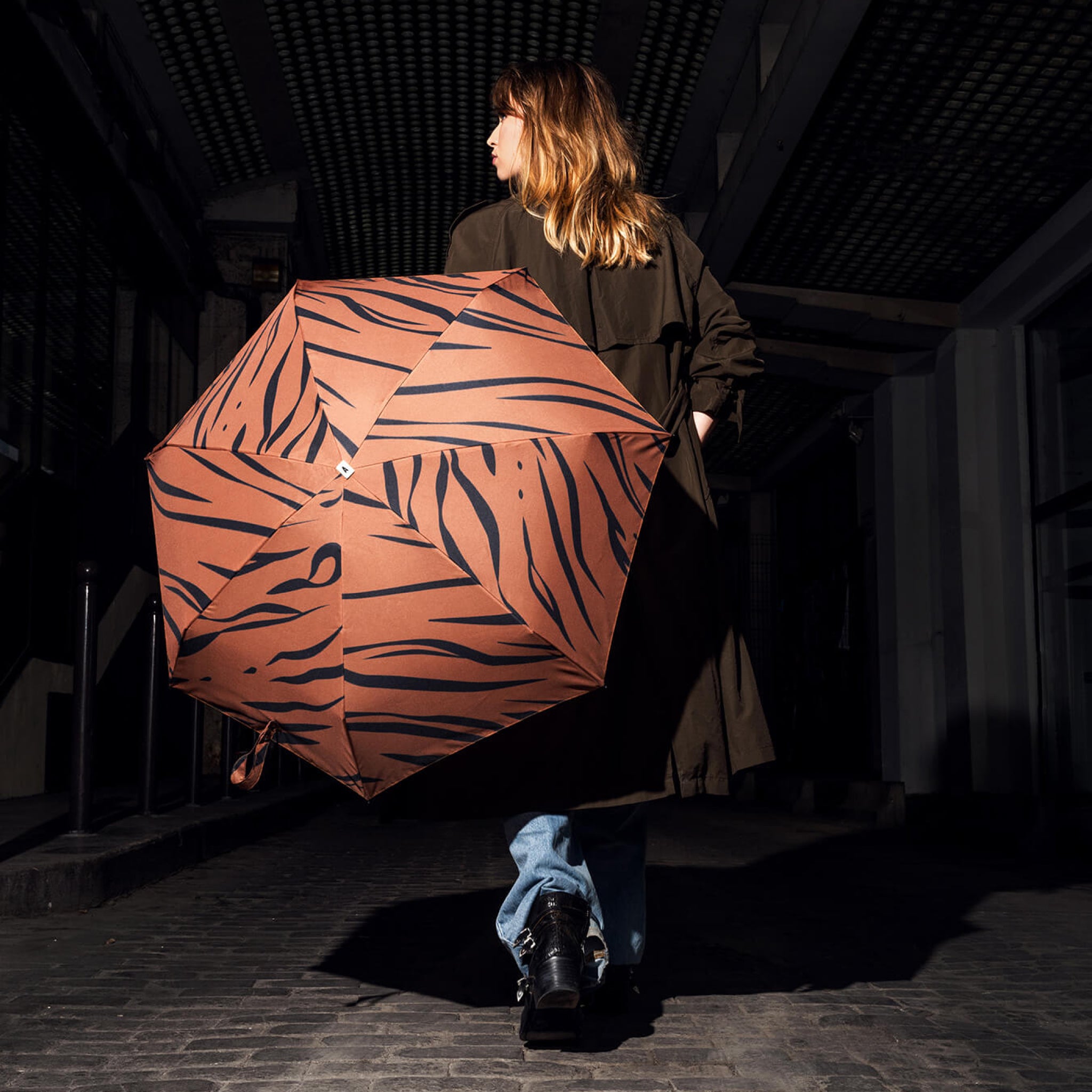 ANATOLE Tiger Print Umbrella - Windproof & Waterproof Compact Folding Travel Umbrella for Men & Women - Perfect for Rainy Days, Outdoor Adventures & Travel