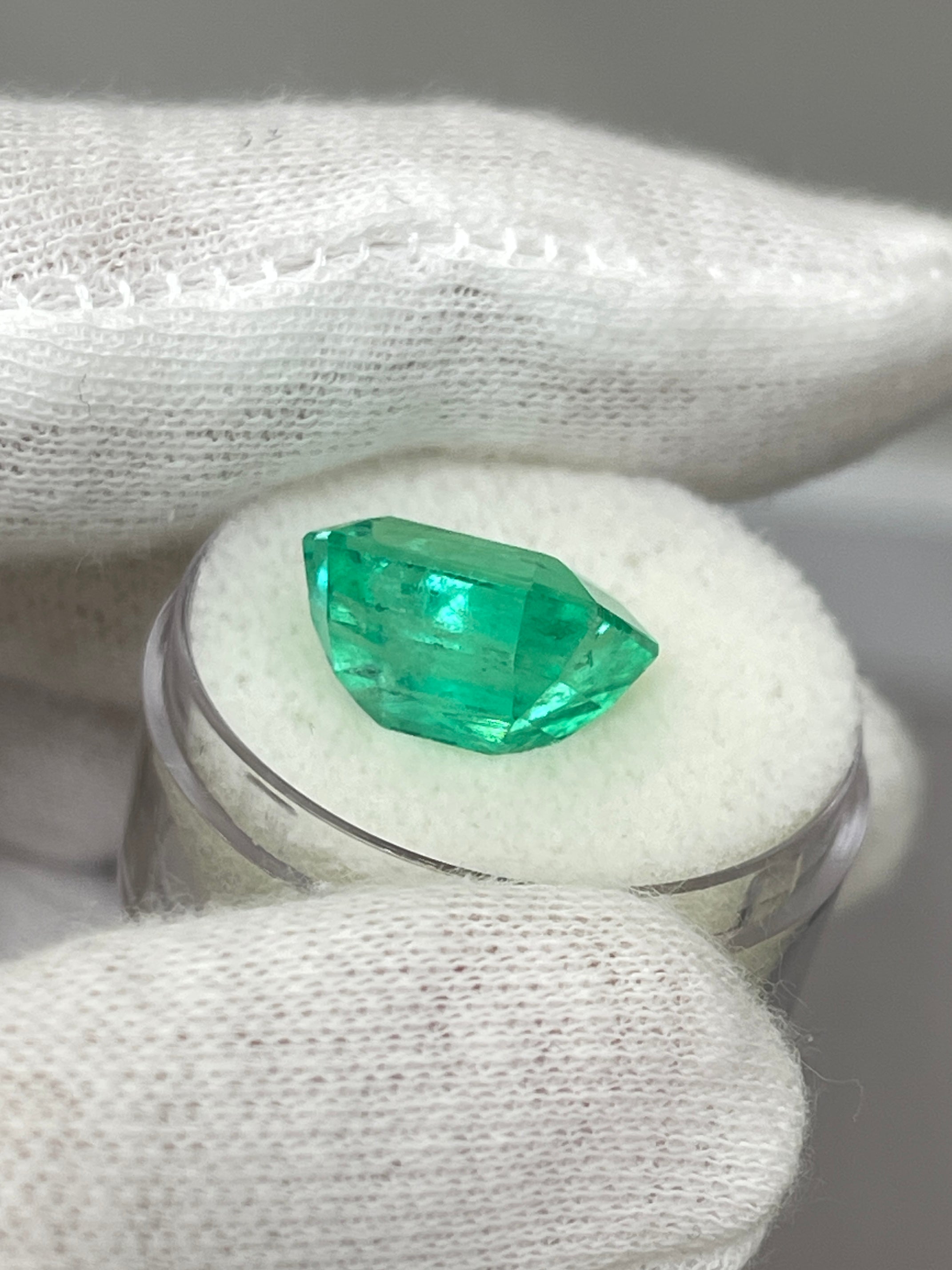8.33 Carat 13x11.5mm Natural Colombian Emerald Gemstone - AAA Quality Loose Emerald for Jewelry Making, Engagement Rings & Fine Collections