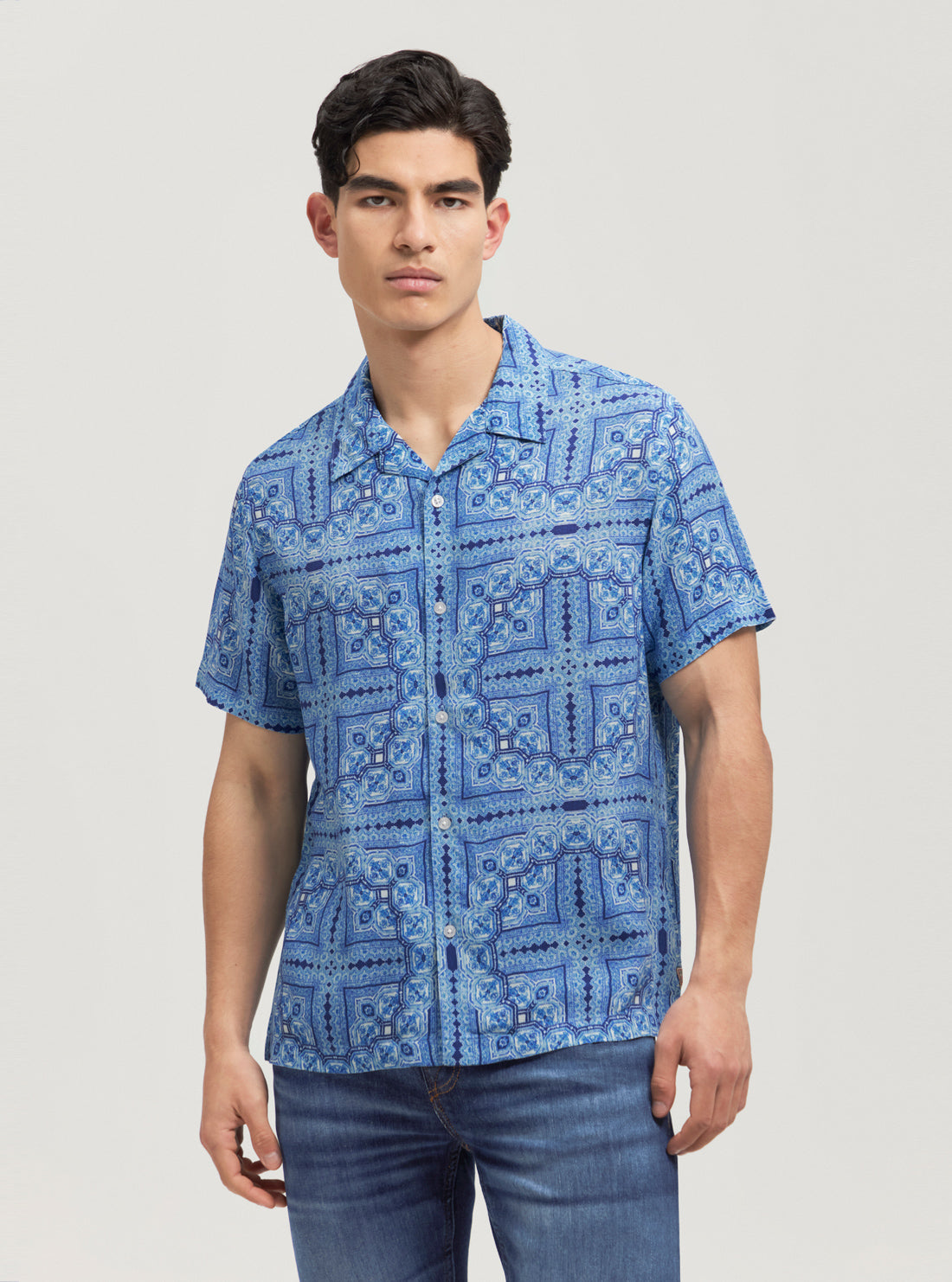 Eco-Friendly Blue Tile Print Short Sleeve Shirt for Men - Casual Summer Wear for Outdoor Activities & Beach Vacations