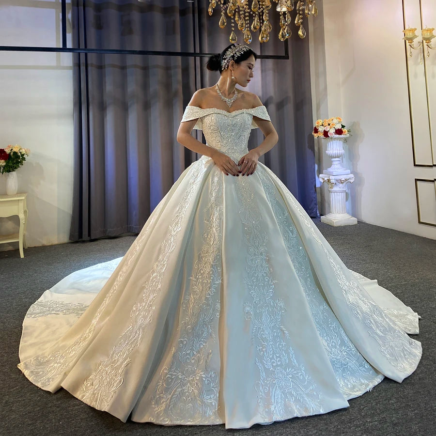 Elegant Satin Ball Gown Wedding Dress with Lace Detailing - High Quality Craftsmanship for Brides, Prom & Formal Events - Perfect for Church Weddings, Red Carpet & Special Occasions