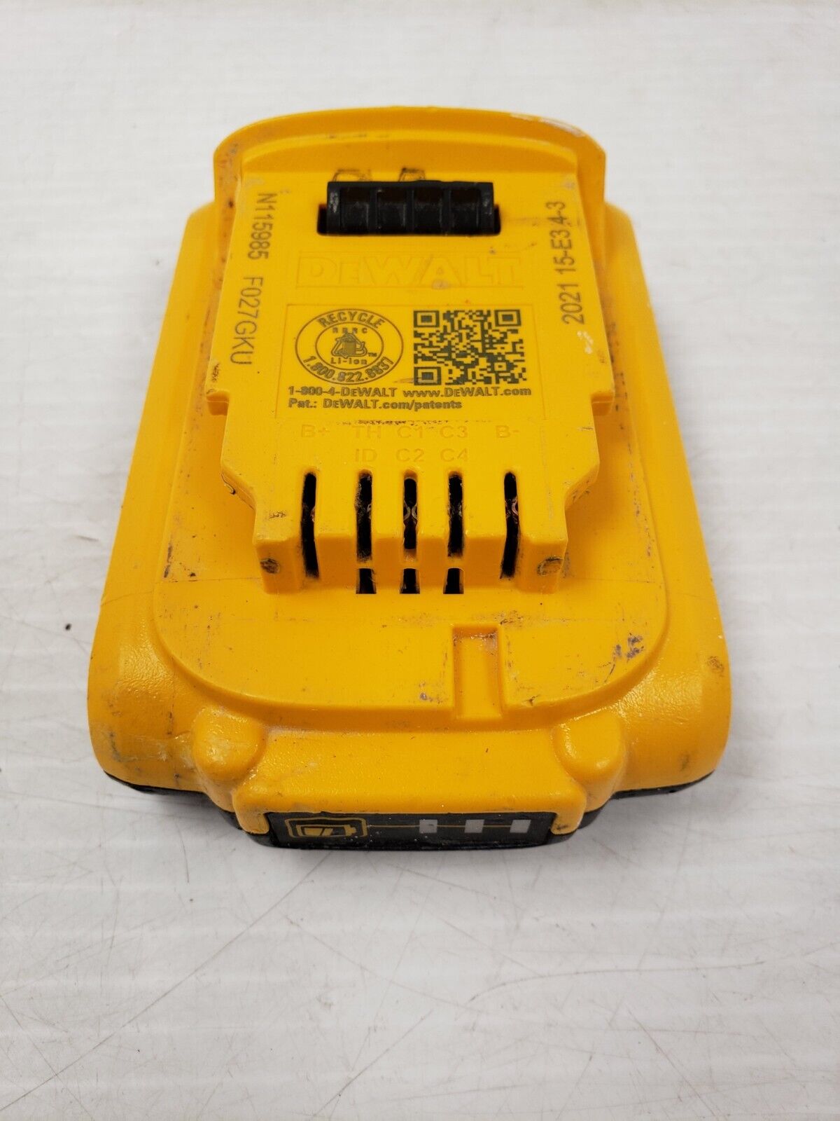 DEWALT DCB203 20V MAX Lithium-Ion Battery Pack (2.0Ah) - Compatible with DEWALT 20V Power Tools - Perfect for Drilling, Fastening & DIY Projects
