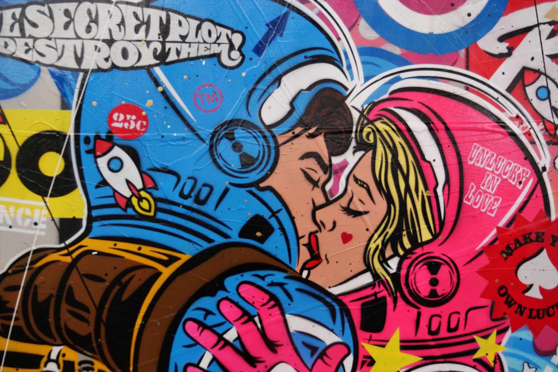 Rogue Love 160cm x 100cm Space Cadets Kissing Textured Urban Pop Art Canvas - Modern Wall Decor for Living Room, Bedroom & Office