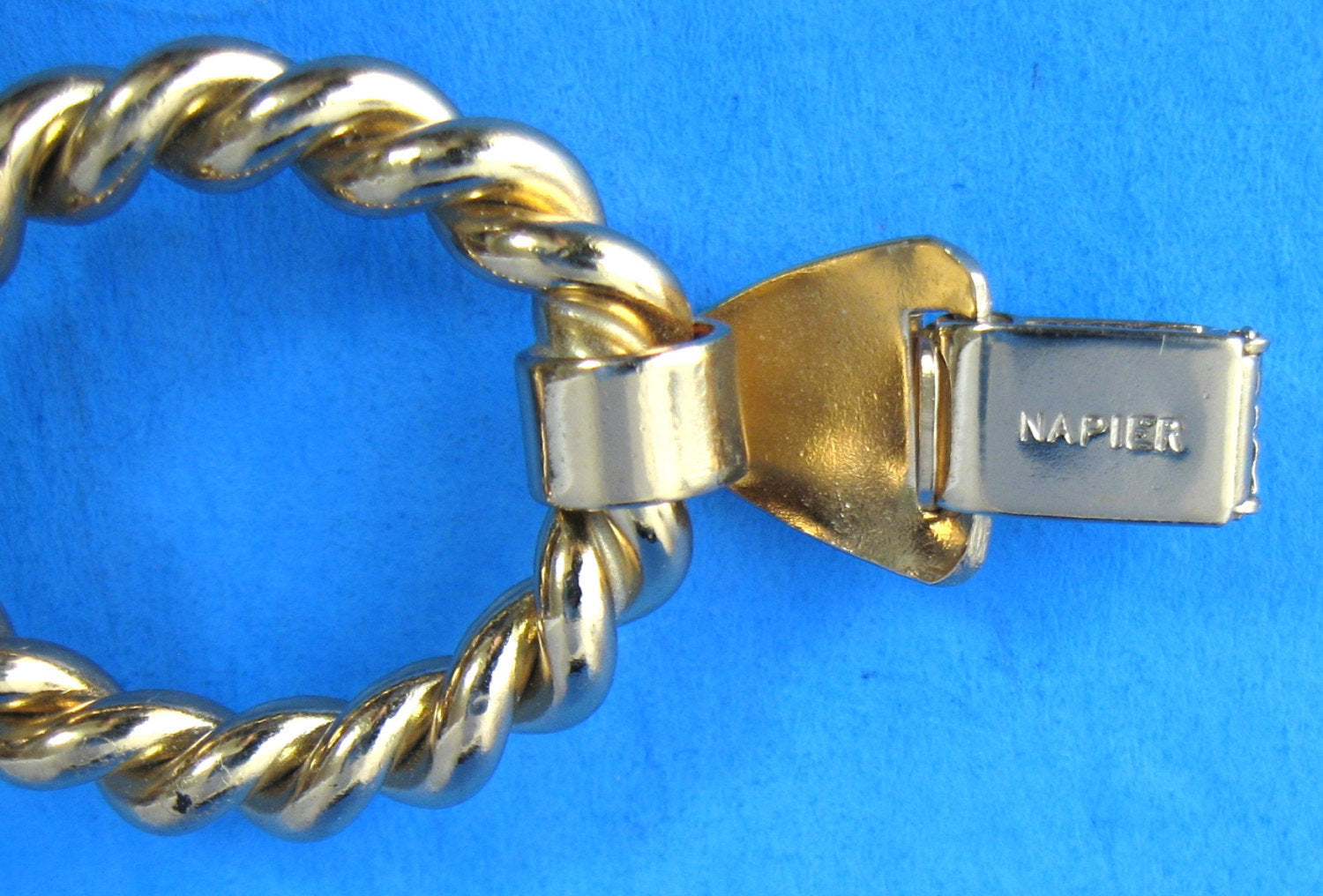 Vintage 1980s Napier Twisted Link Chunky Bracelet - Gold Plated Signed Oval Links for Women | Perfect for Retro Fashion, Parties & Gift Giving