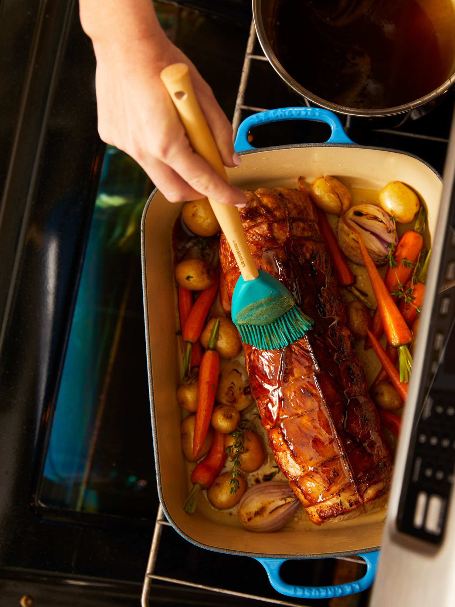 Le Creuset Silicone Craft Series Utensil Set with Stoneware Crock - 5-Piece Kitchen Tools in Marseille Blue - Perfect for Cooking, Baking & Serving