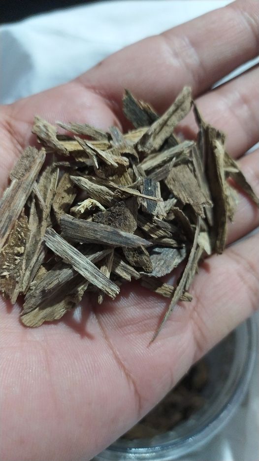 Premium Wild Assam Agarwood Chips - 100% Natural Aloeswood Incense for Meditation & Relaxation | High-Grade Hindi Oudh Chips for Aromatherapy, Yoga & Spiritual Practices (100g) - Perfect for Home Fragrance, Stress Relief & Sacred Ceremonies