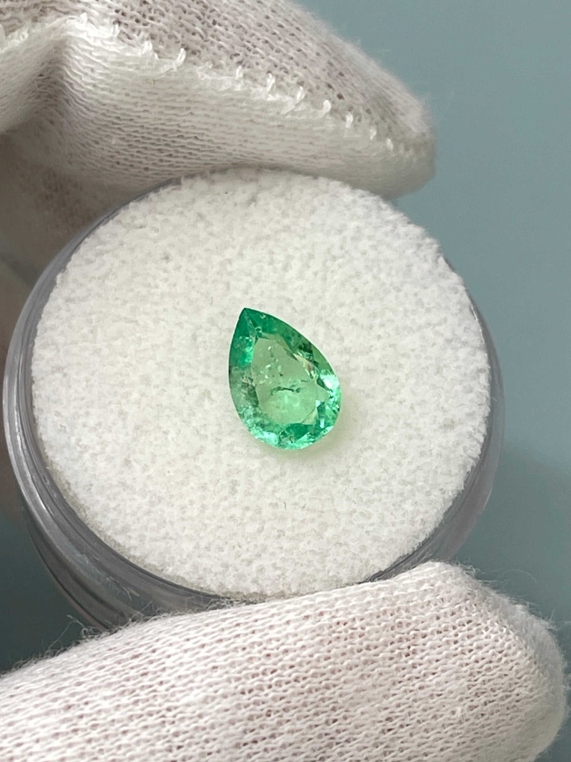 1.07 Carat 9x6mm Light Yellowish Green Natural Colombian Emerald Pear Cut Loose Gemstone for Pendant Jewelry - Perfect for Engagement Rings, Necklaces & Custom Designs